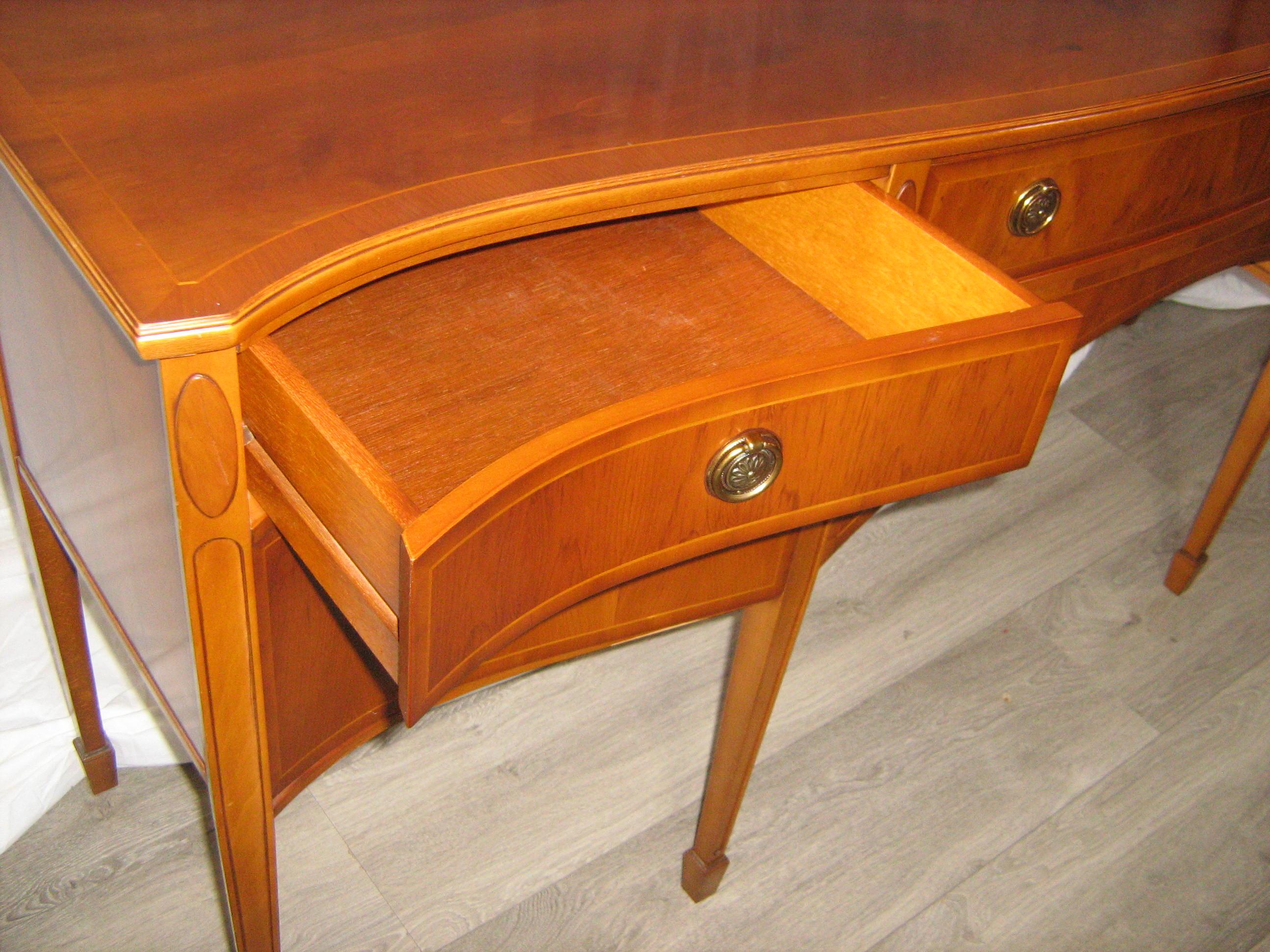 Tavola laterale in pino curvato di Heldense Furniture - Italia in vendita 11
