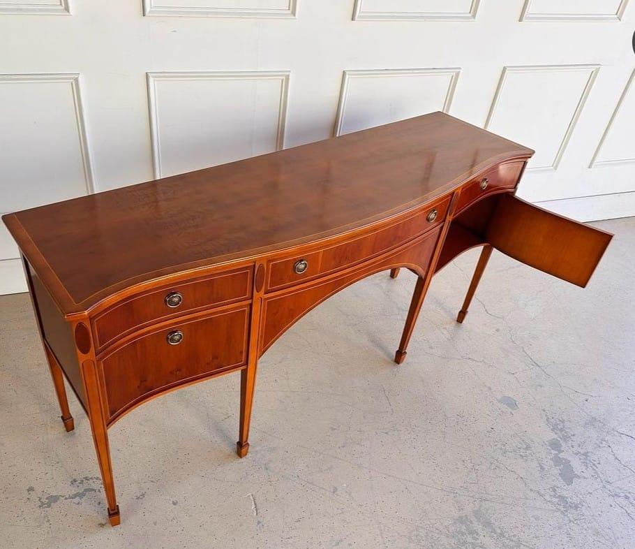 Fine English Style Furniture è un bellissimo mobile in stile Feder, con tre cassetti e due sezioni di armadietto.

Finitura originale di fabbrica in ottime condizioni, con tonalità del legno da chiare a mediamente calde e accessori originali in
