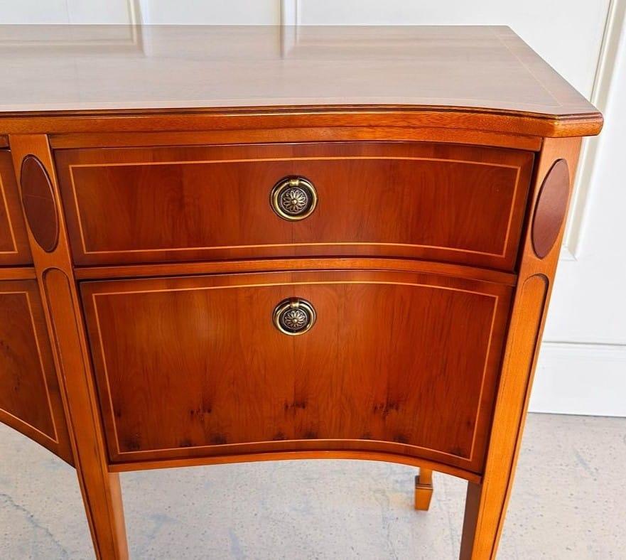 Britannico Tavola laterale in pino curvato di Heldense Furniture - Italia in vendita