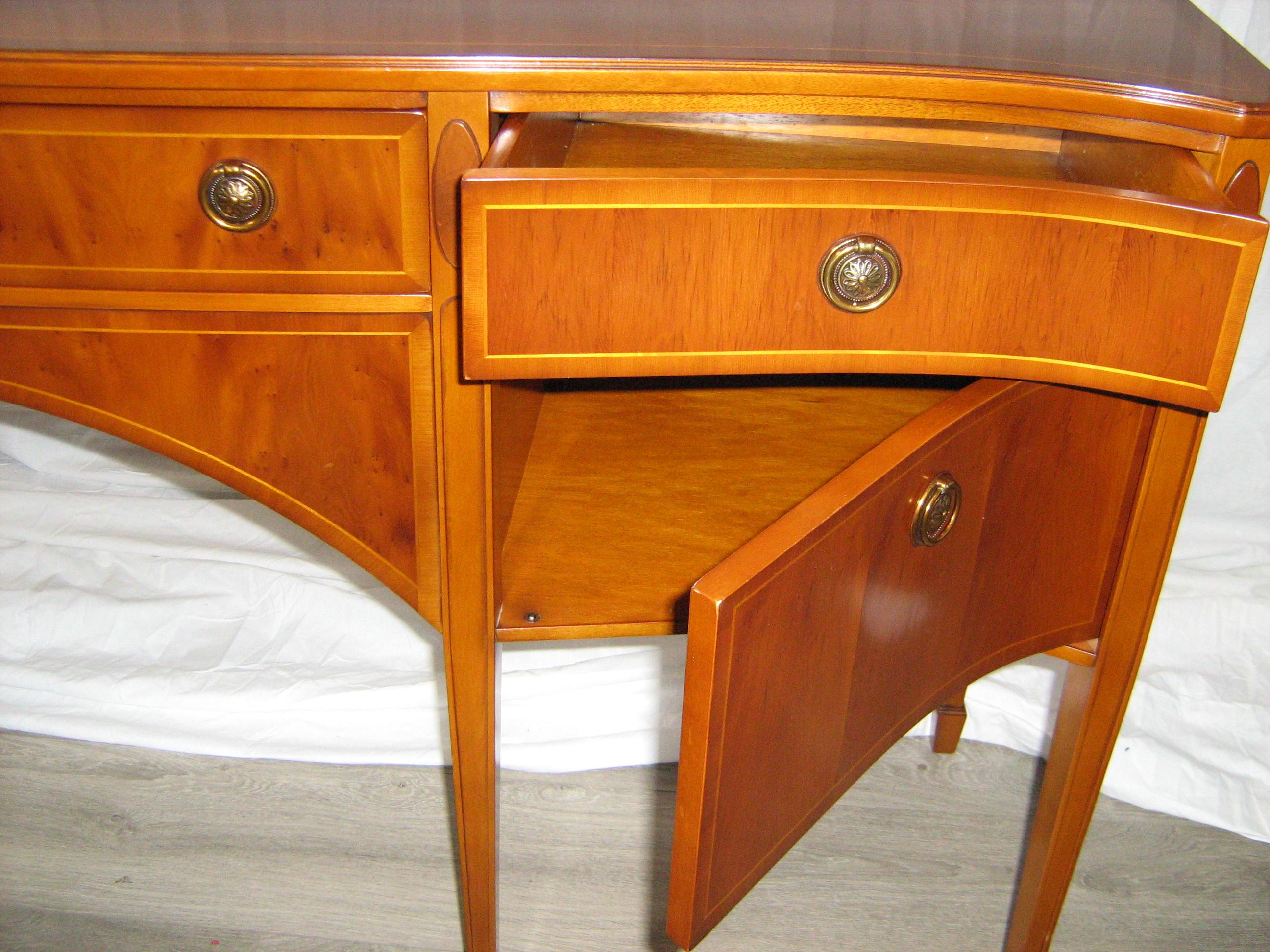 Tavola laterale in pino curvato di Heldense Furniture - Italia In condizioni buone in vendita a MIJDRECHT, NL