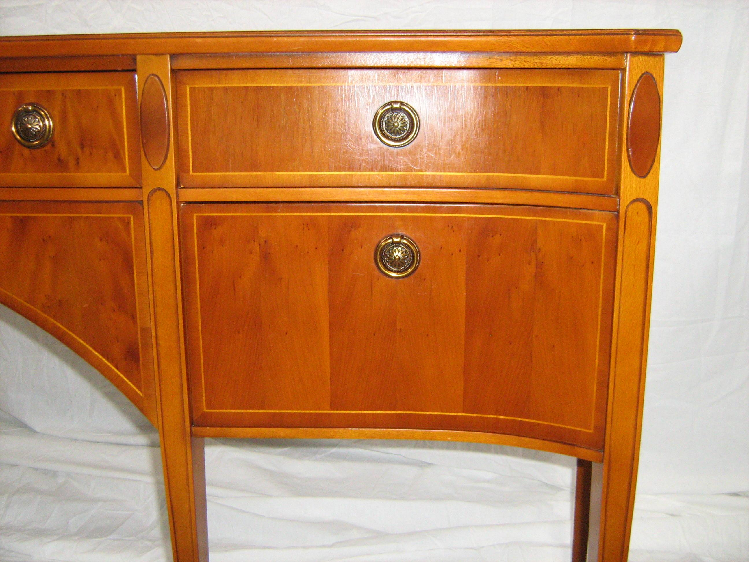 Metà XX secolo Tavola laterale in pino curvato di Heldense Furniture - Italia in vendita