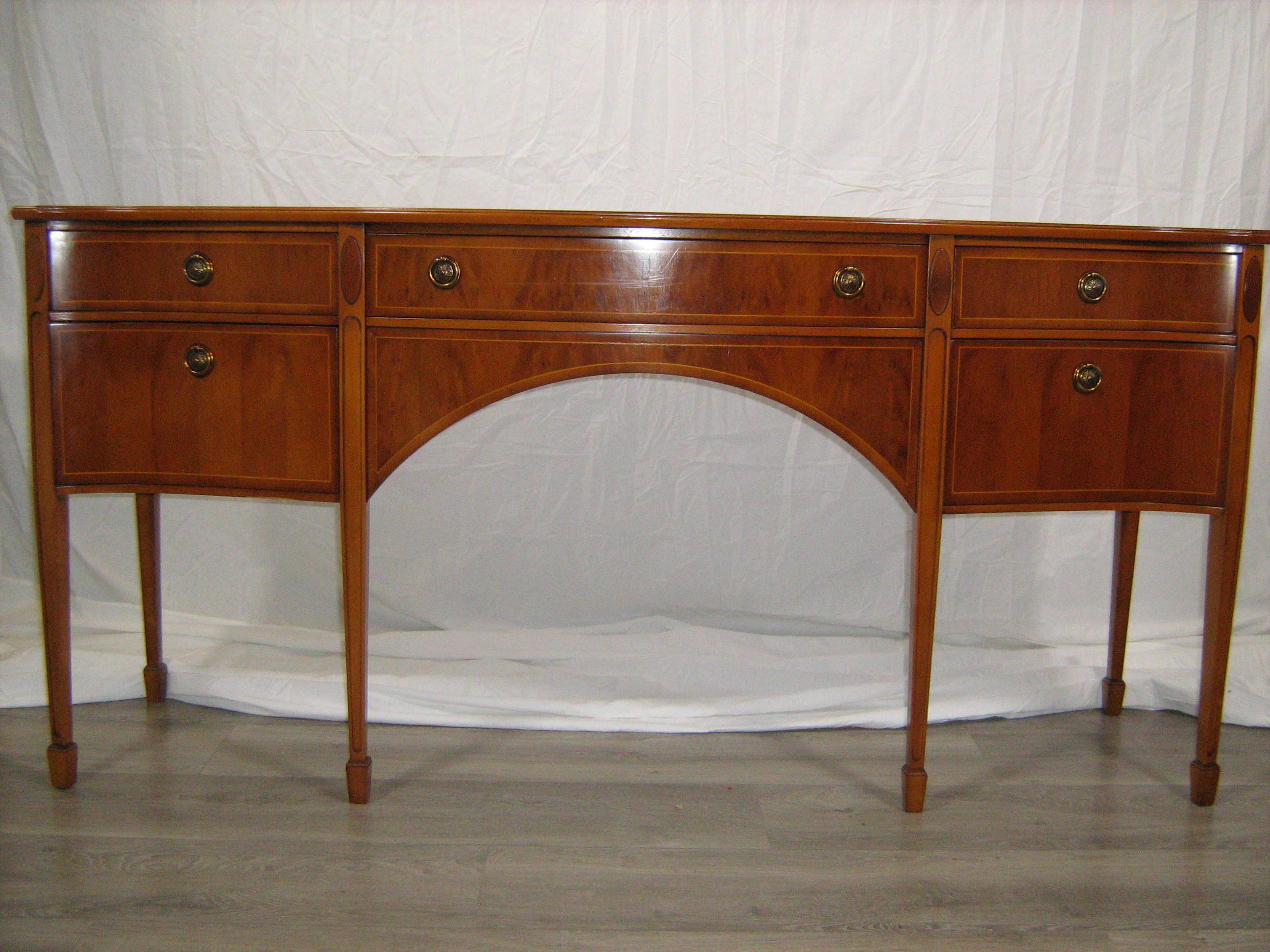 Legno Tavola laterale in pino curvato di Heldense Furniture - Italia in vendita