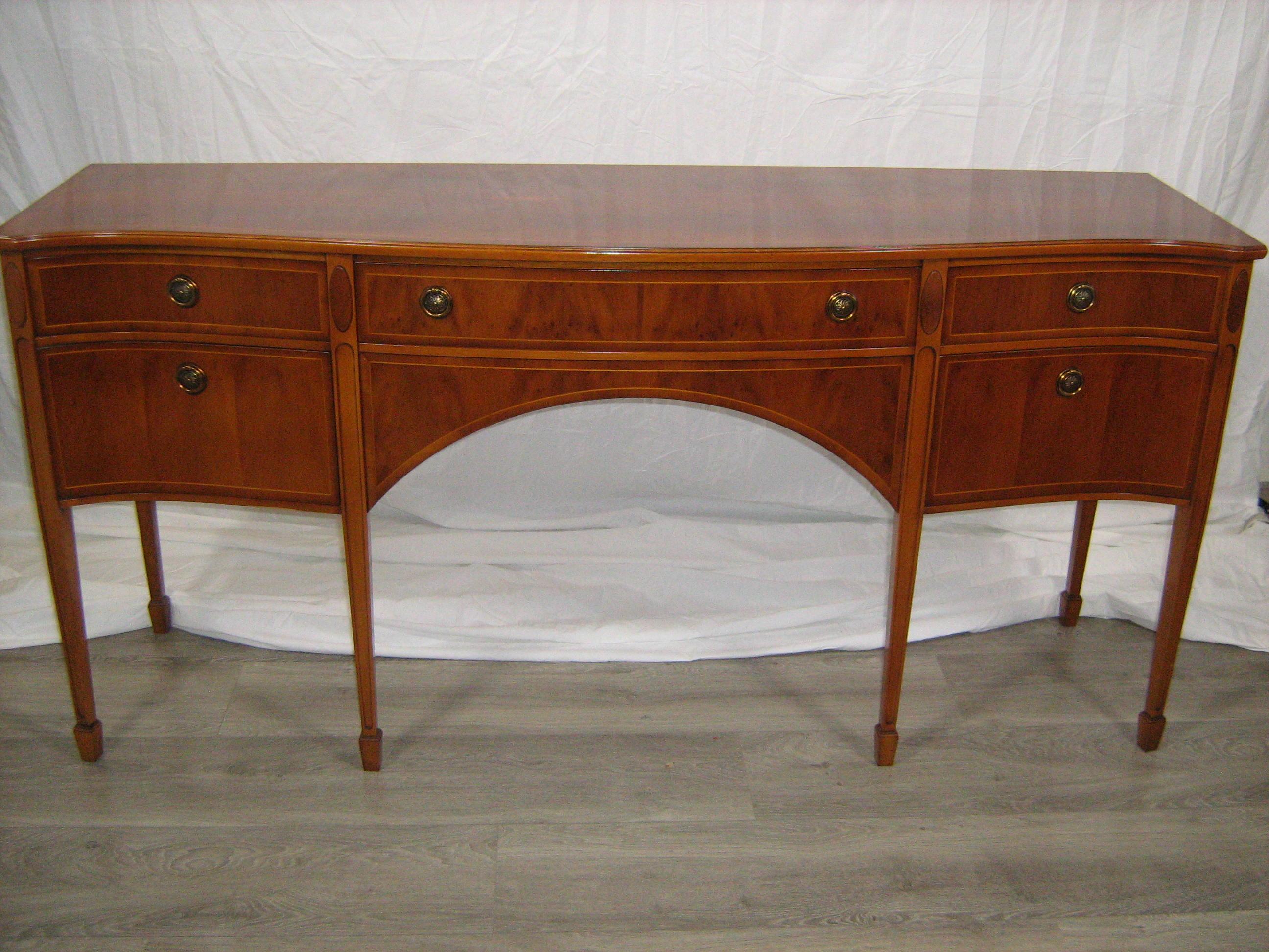 Tavola laterale in pino curvato di Heldense Furniture - Italia in vendita 1