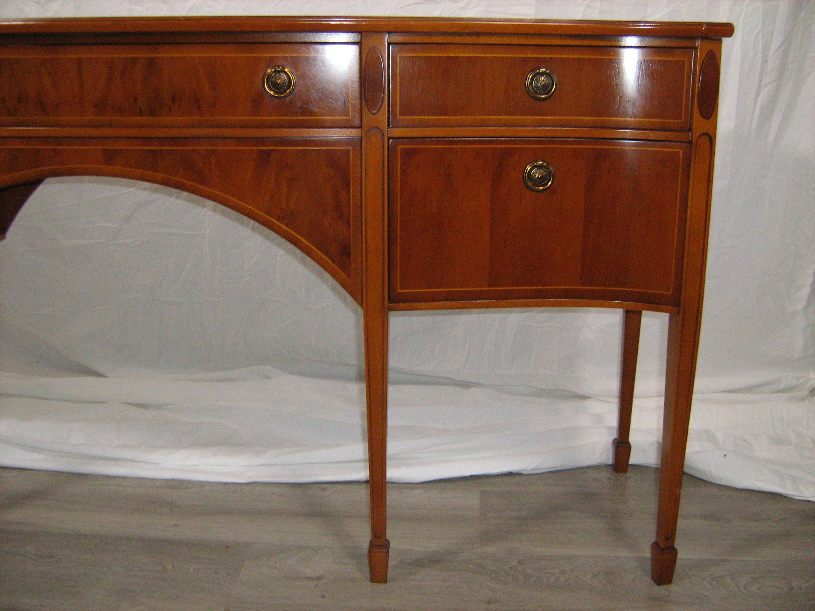 Tavola laterale in pino curvato di Heldense Furniture - Italia in vendita 2