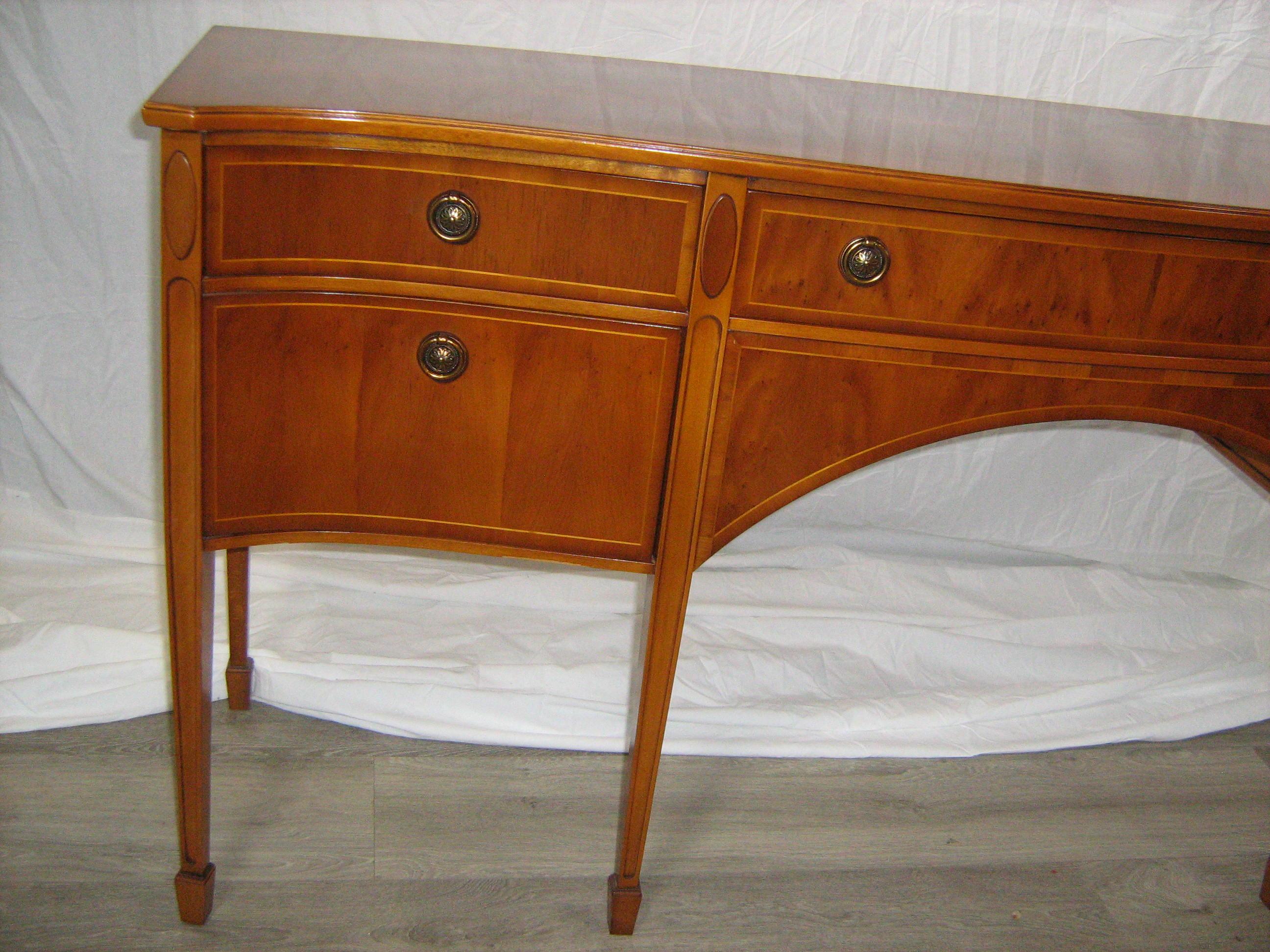 Tavola laterale in pino curvato di Heldense Furniture - Italia in vendita 3