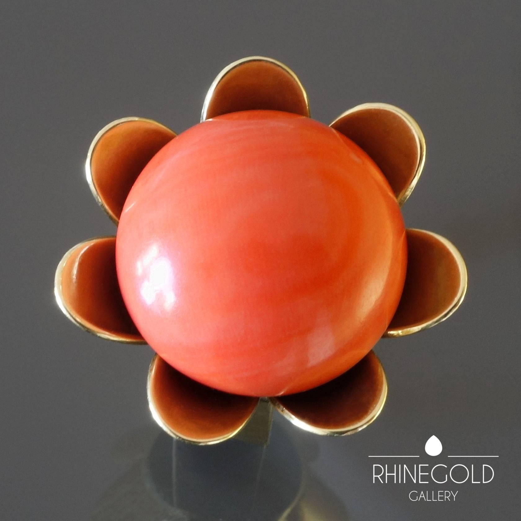 German Modernist Stylized Flower Coral Gold Cocktail Ring
14k yellow gold, natural salmon pink-orange coral
Ring head: Ø 2.5 cm (approx. 1