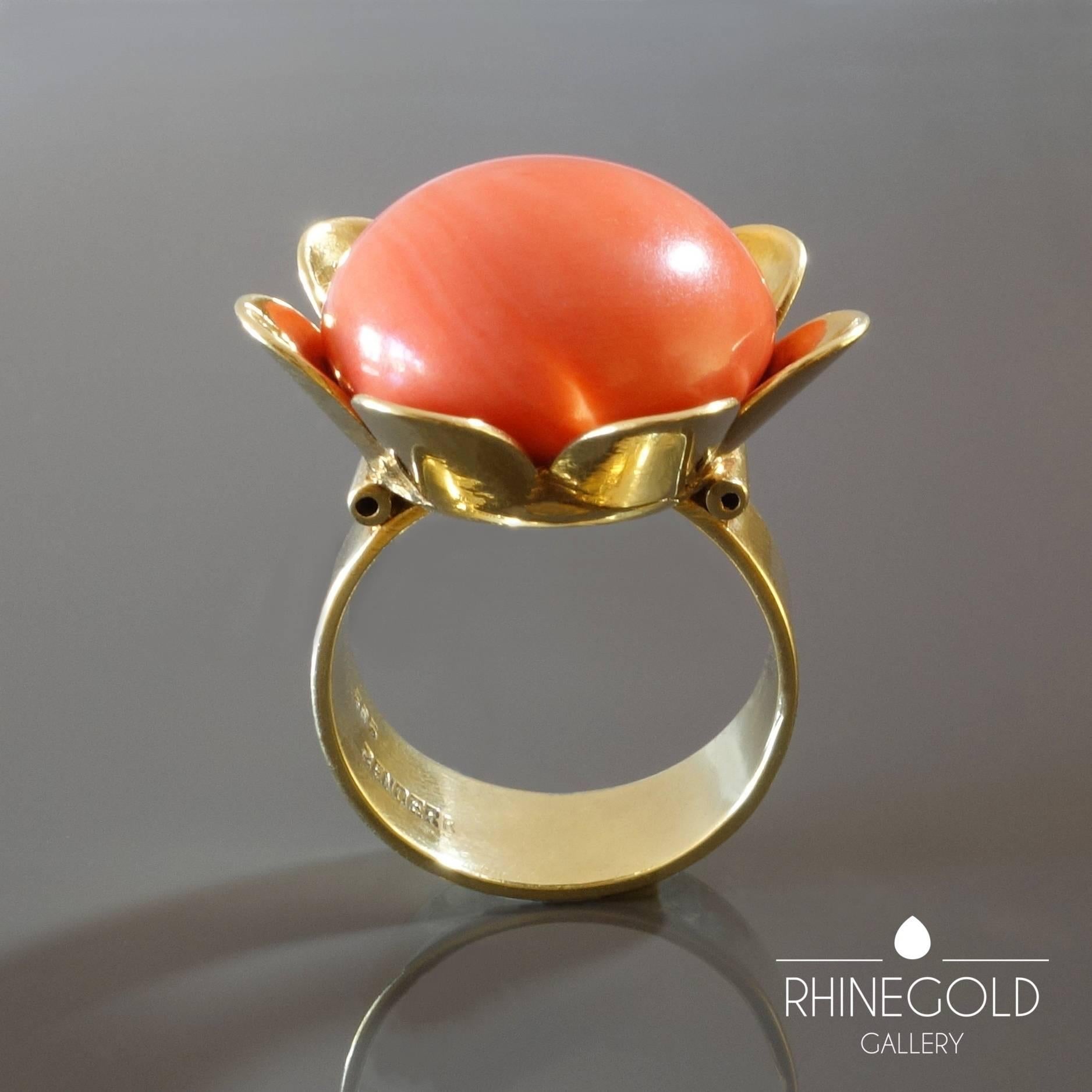 Bender German Modernist Salmon Coral Gold Stylized Flower Cocktail Ring In Excellent Condition In Dusseldorf, NRW