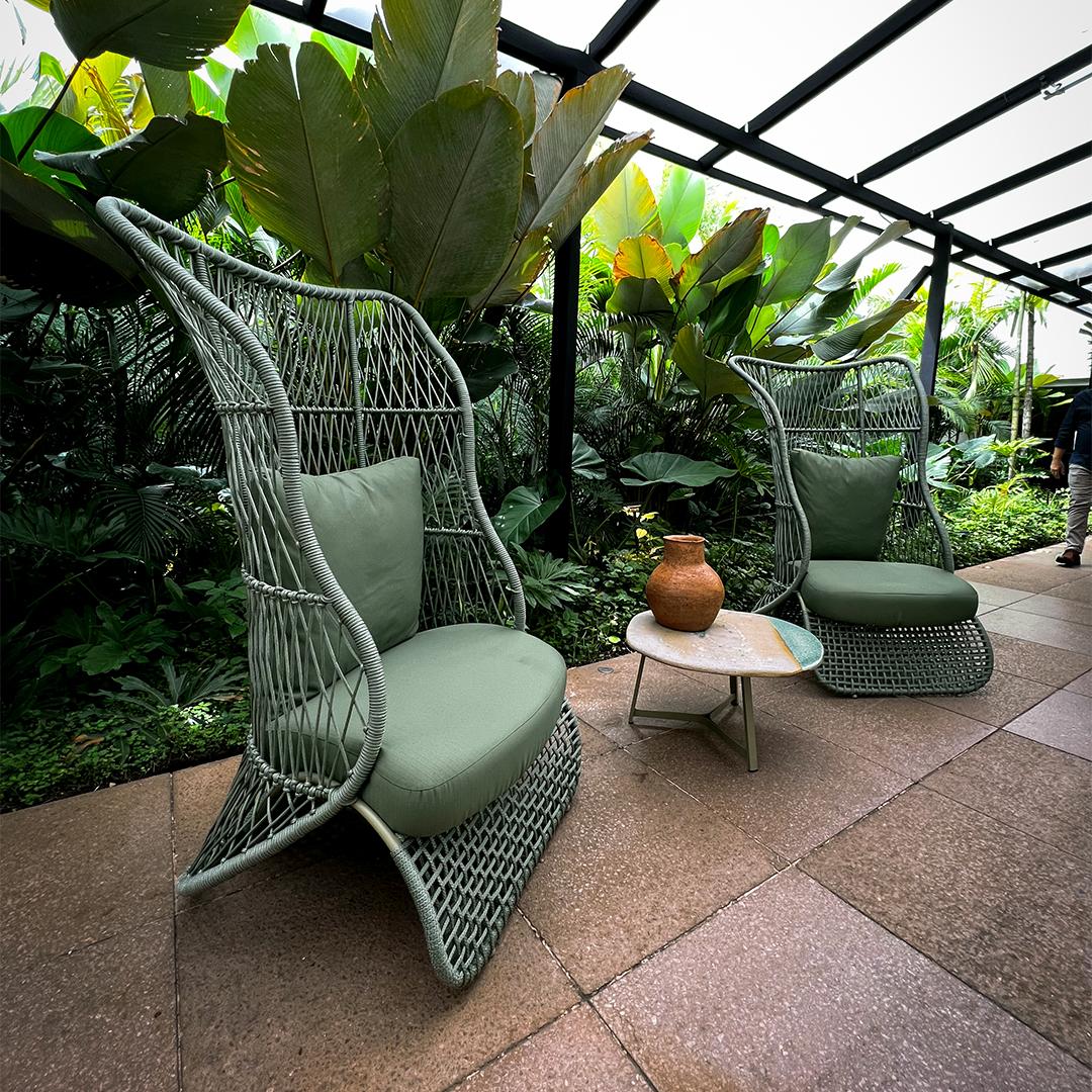 The Bendita armchair could be used indoors and outdoors.
Its curvilinear features in aluminum materialize the soul of the project in every minute detail of the handmade naval rope braid, the unique and imposing geometry that embraces those who