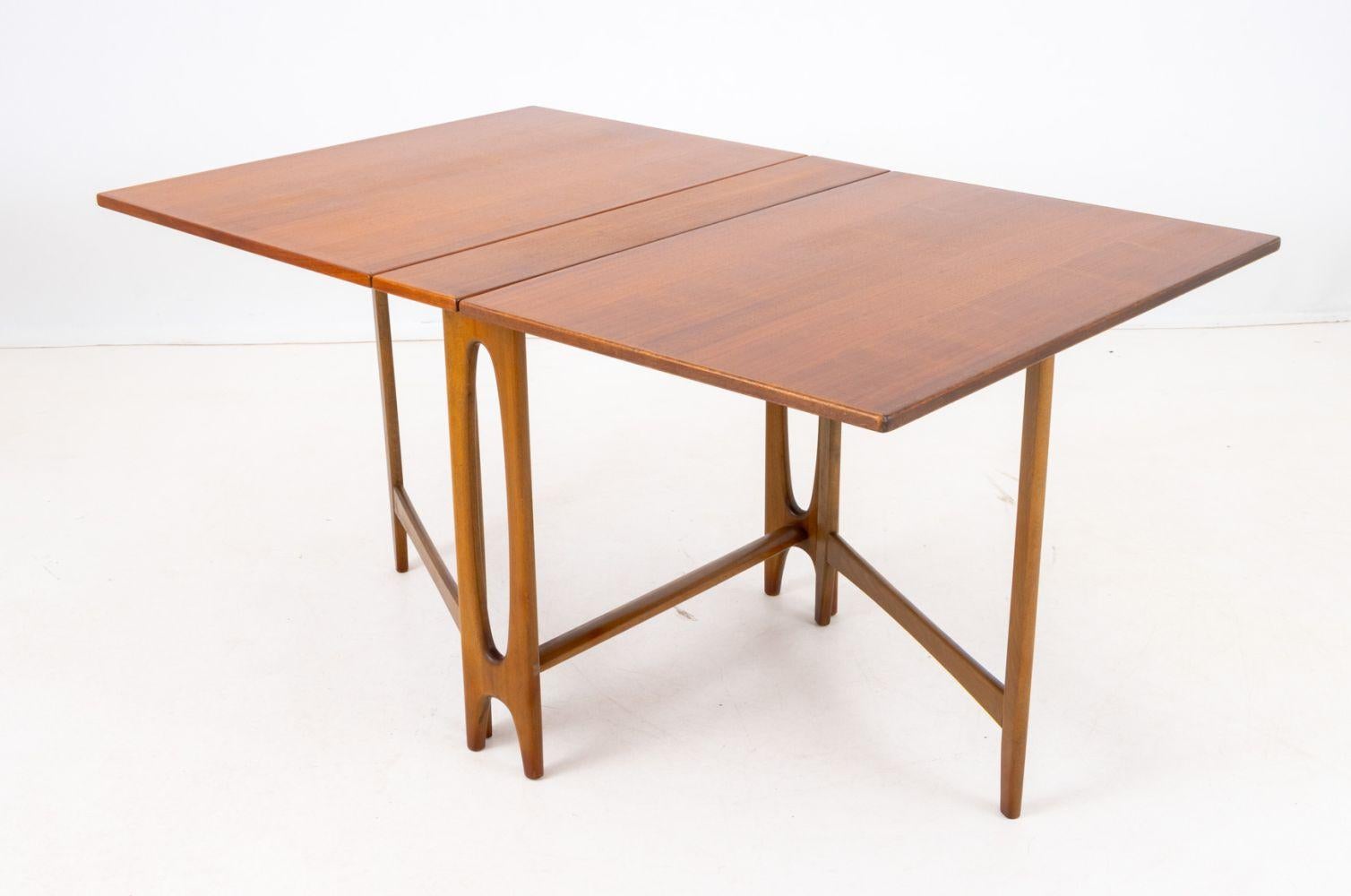 Tavolo da pranzo a ribalta in teak di Bendt Winge, metà del secolo scorso, apparentemente non marcato. Foglie cadute: 28,75