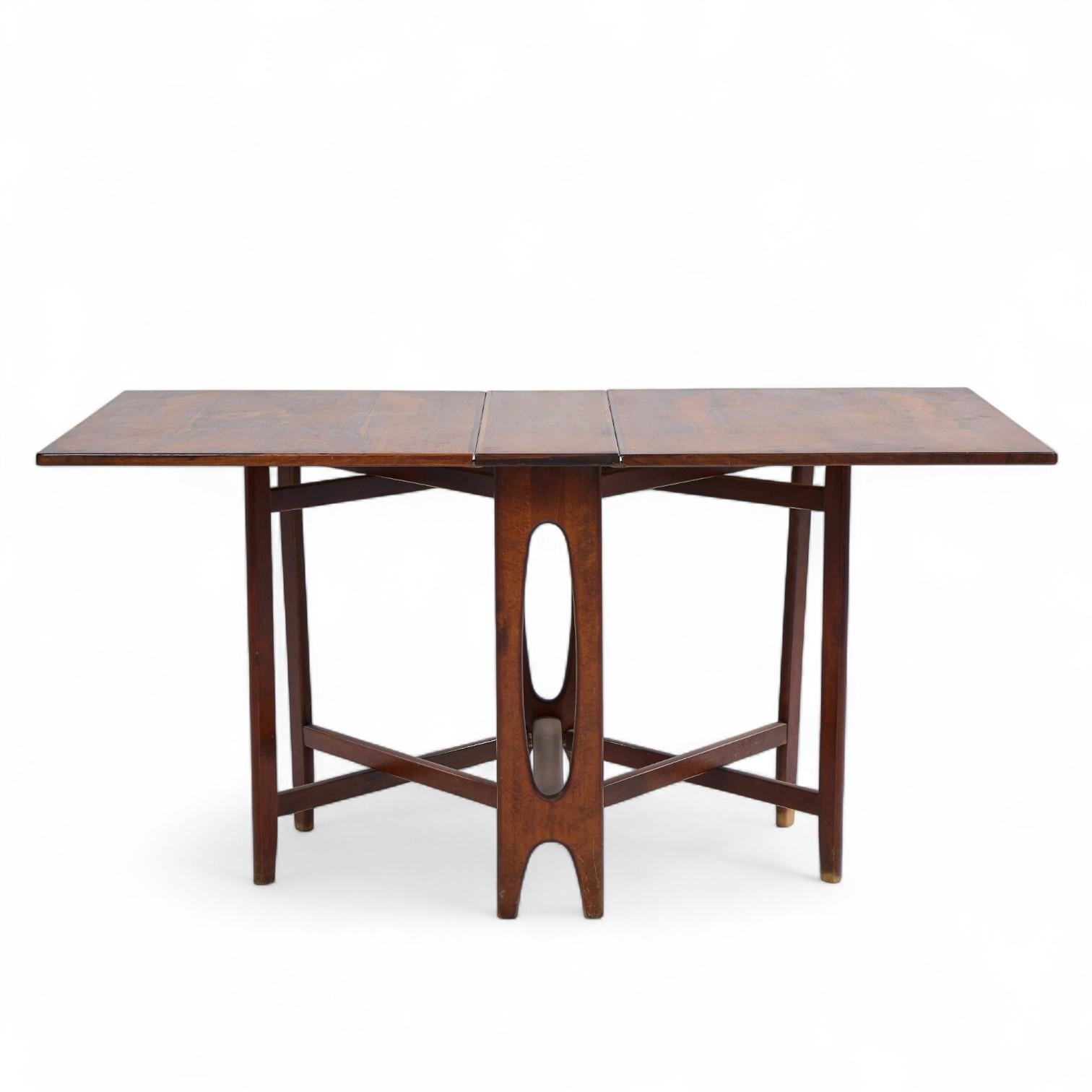 Bendt Winge Mid Century Norwegian Rosewood Drop-Leaf Table de salle à manger en palissandre

Cette table mesure : 8,25 de large x 34,75 de profond x 28,75 de haut, avec un dégagement pour les chaises de 28 pouces, la largeur avec les deux feuilles