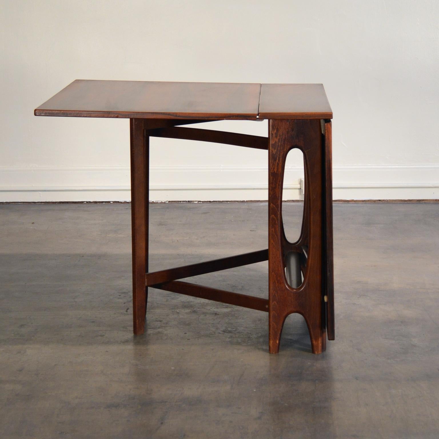 Beatiful gate-leg table in rosewood designed by Bendt Winge, model Nr. 4. rich natural tone to the surface, dark-stained legs. When leaves are folded down, can double as a console table or sofa table; with the leaves extended, a lightweight and
