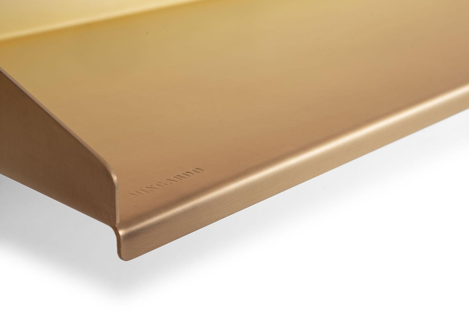 Mensola Bendy disegnata da Studiopepe per Mingardo. Bendy è un ripiano costituito da un'unica lamina di acciaio inossidabile con finitura in ottone o nickel opaco, che produce una superficie di appoggio consistente. Il design, semplice ma unico,