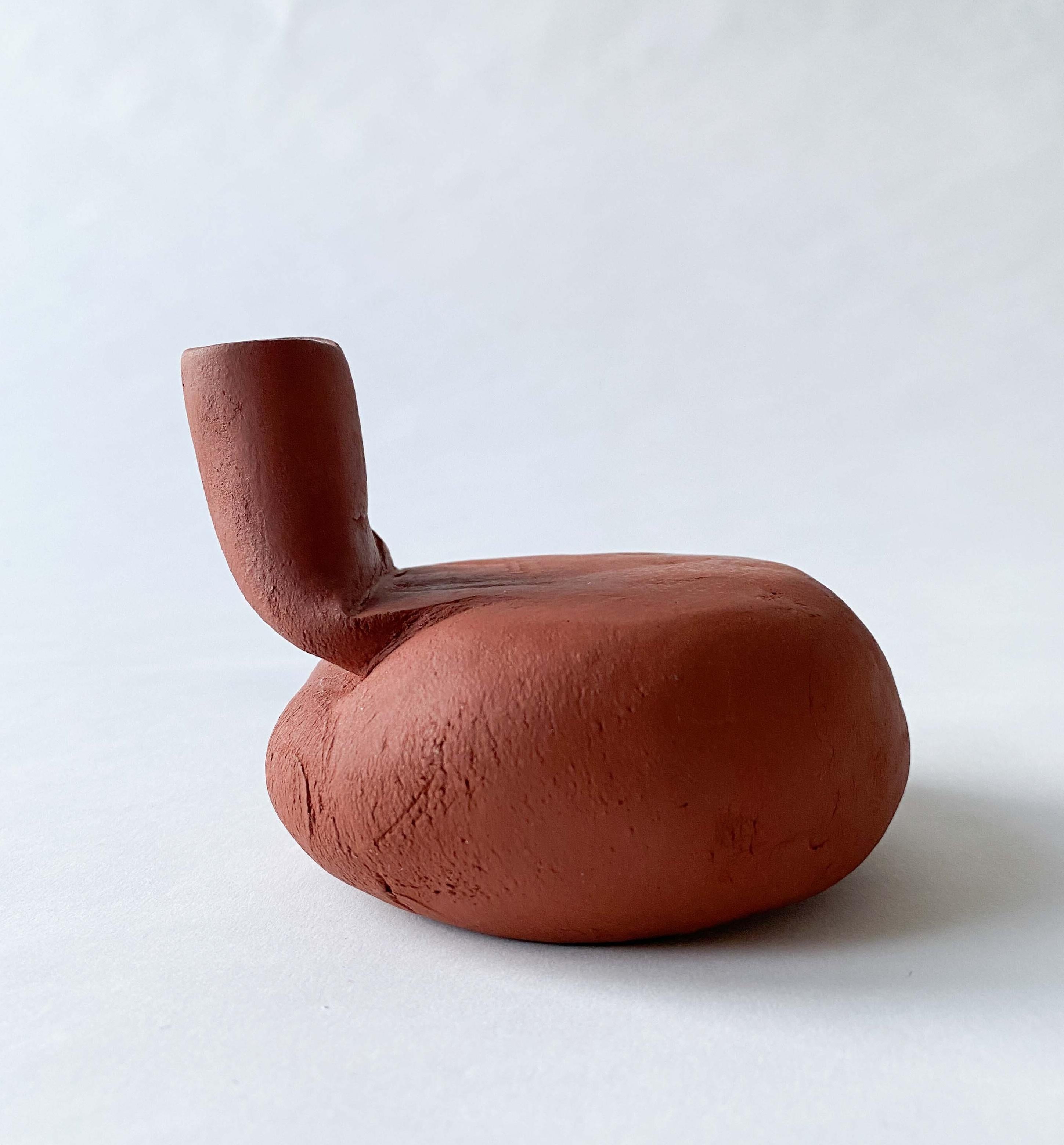 Vaso decorativo in ceramica Beneath The Radiator III di Lillian Tørlen
Un pezzo unico.
Dimensioni: D 12 x L 12,5 x H 9 cm. 
Materiali: Ceramica. 

La mostra Levels of Attachment and Belonging consiste in una serie di vasi di ceramica pressati,