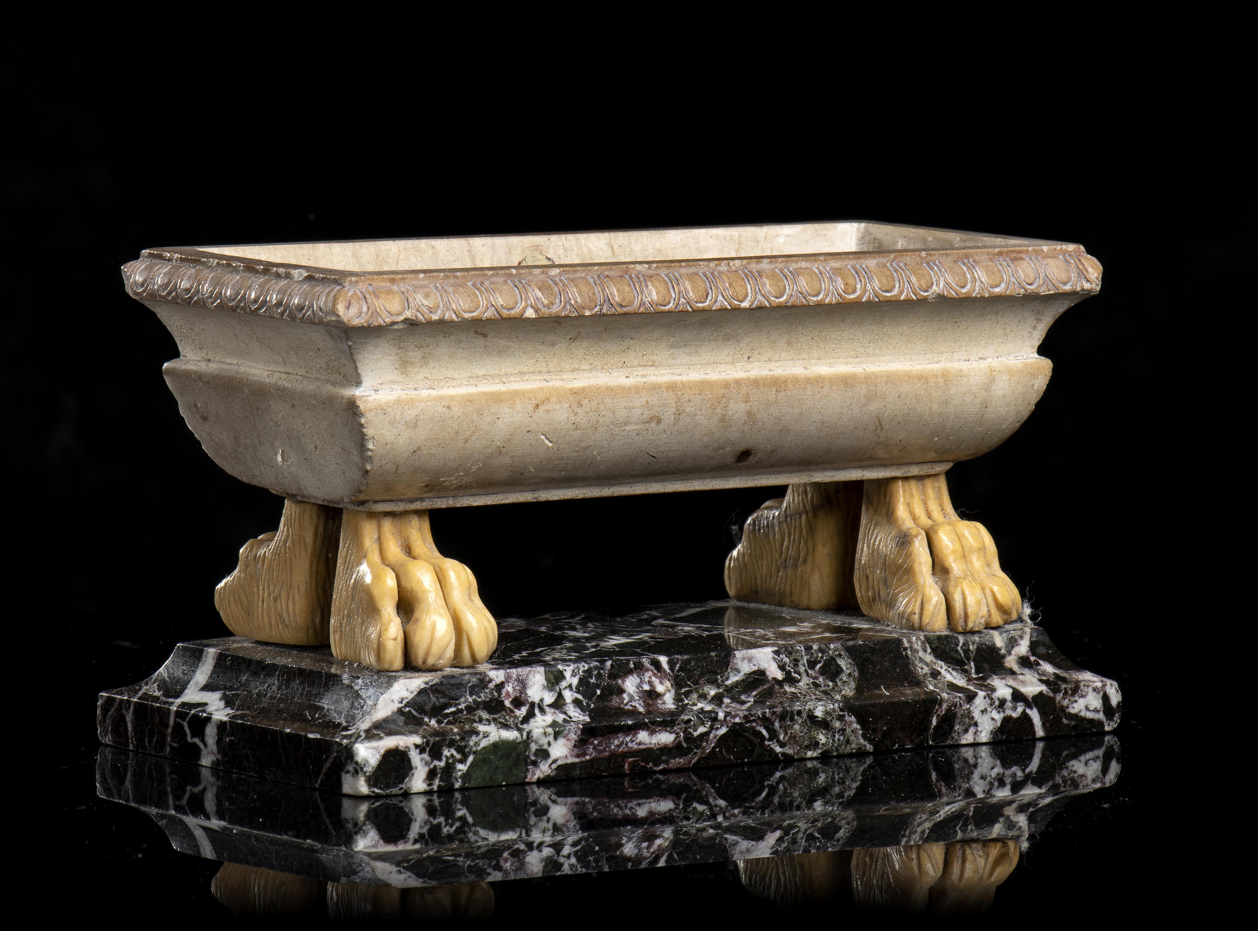 Modèle en marbre Giallo Antico (Giallo Numidia) d'une baignoire avec des pieds en ferine reposant sur une base quadrillée en marbre violet à deux ordres. L'œuvre de l'atelier de Benedetto Boschetti est un exemple typique de la production de grand