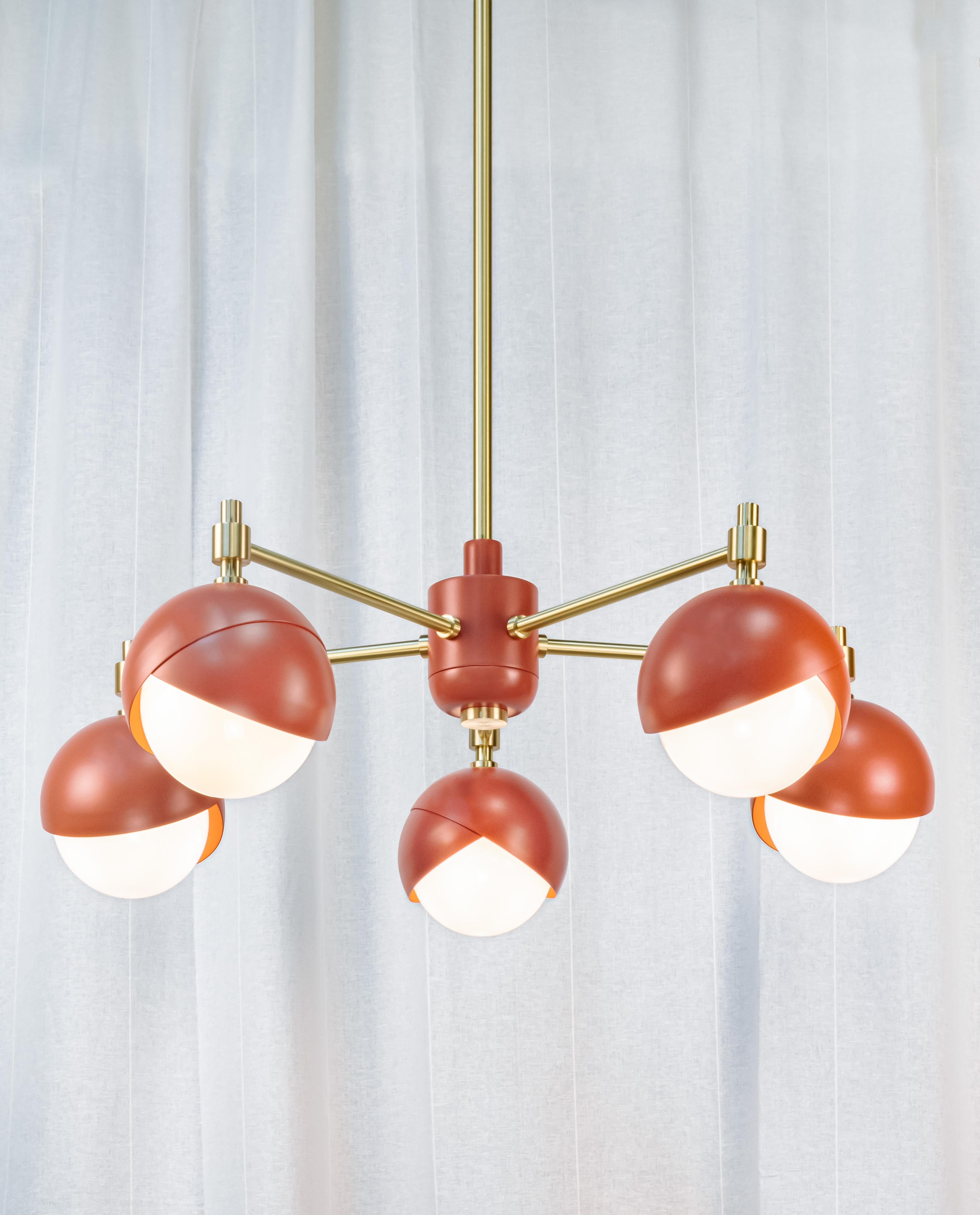 Der Benedict™ Five Light Chandelier setzt eine kreisförmige Anordnung von 6-Zoll-Benedict™-Leuchten auf beeindruckende Weise in Szene. Hier abgebildet in Adobe Powder Coat und Satin Brass. 

LAMPEN: 
Vorhandene Glühbirne: (5) 5W Candelabra