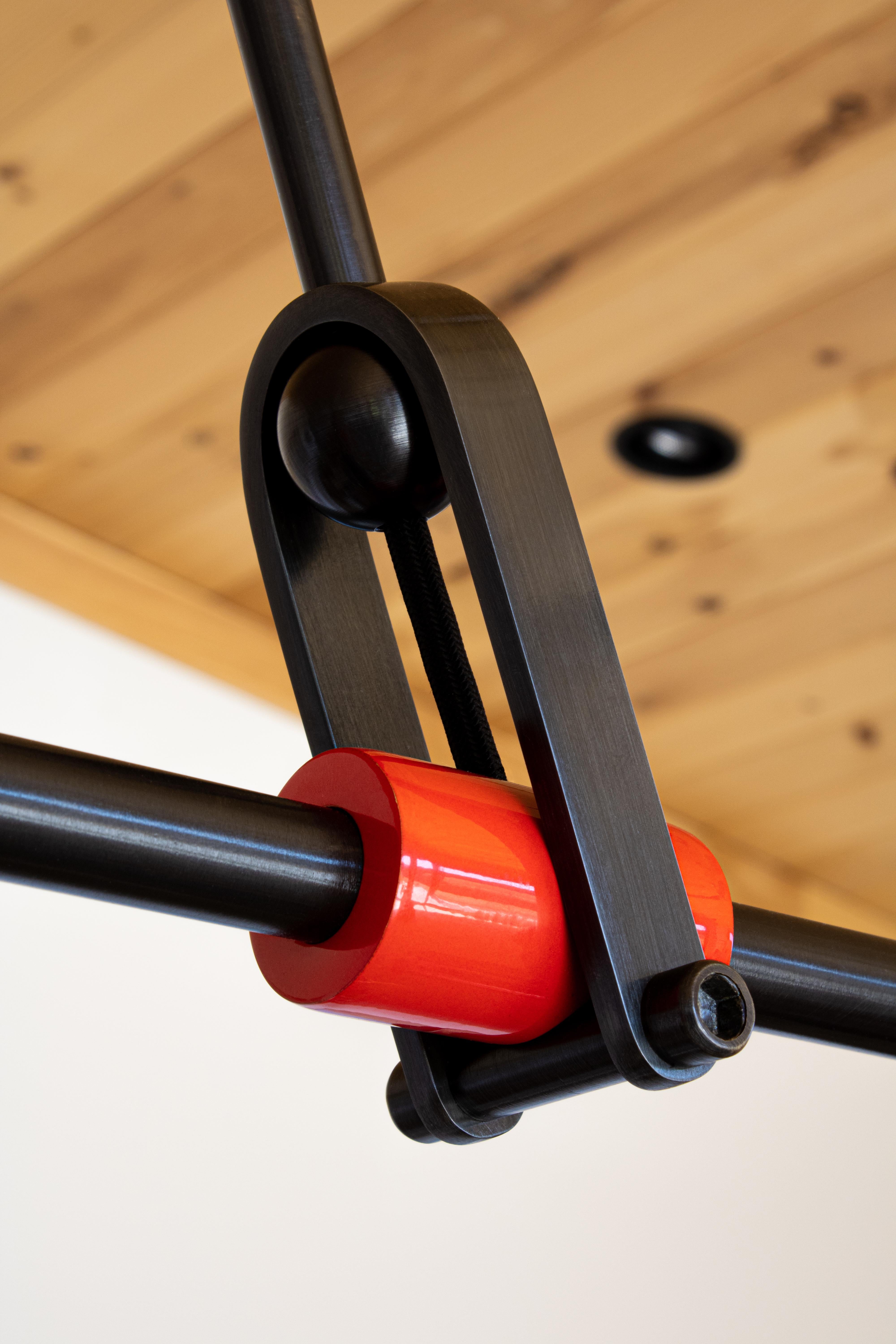 Lampadario lineare Benedict con rivestimento in polvere bianco opaco e ottone annerito in vendita 1
