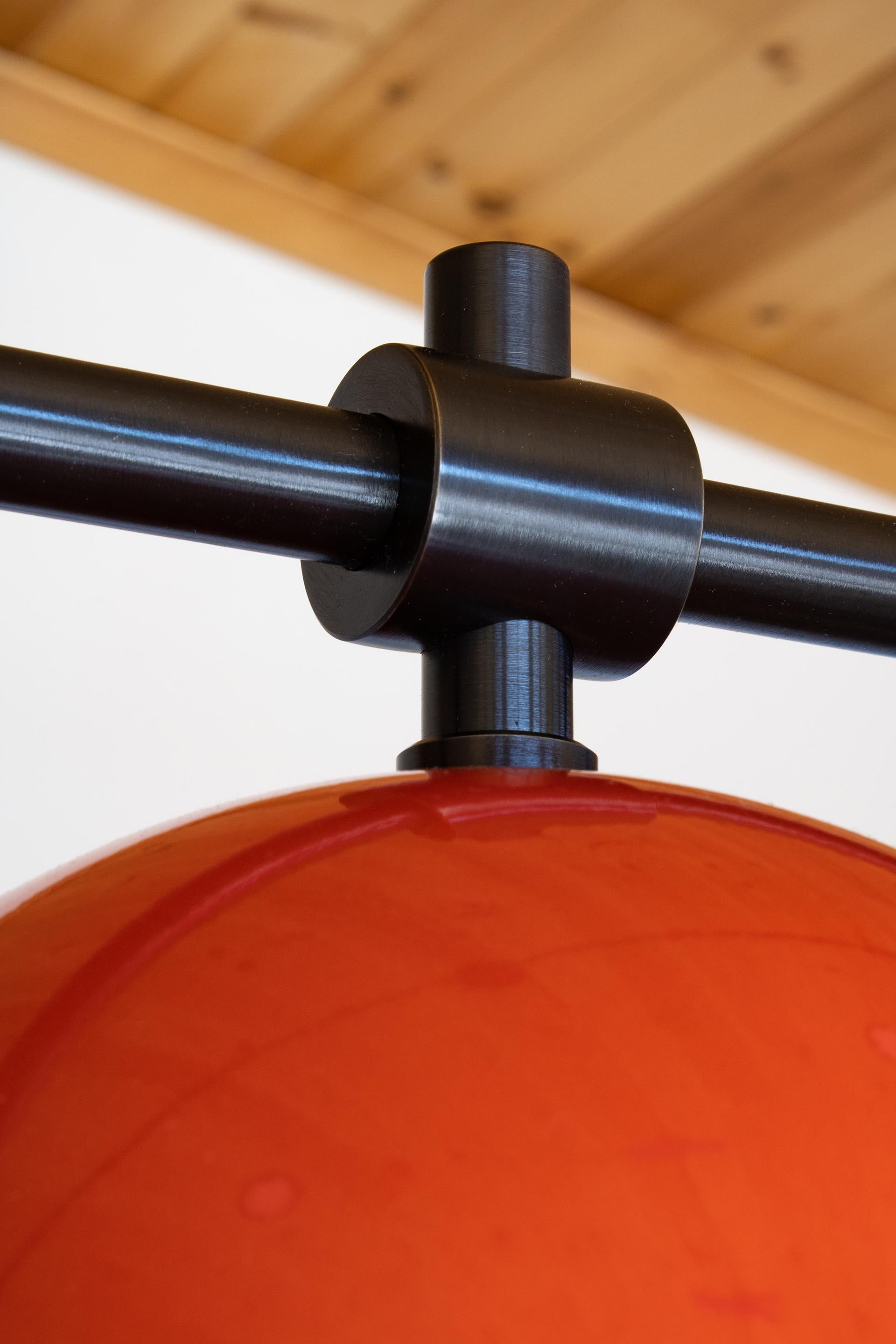 Annerito Lampadario lineare Benedict con rivestimento in polvere rosso e ottone annerito in vendita