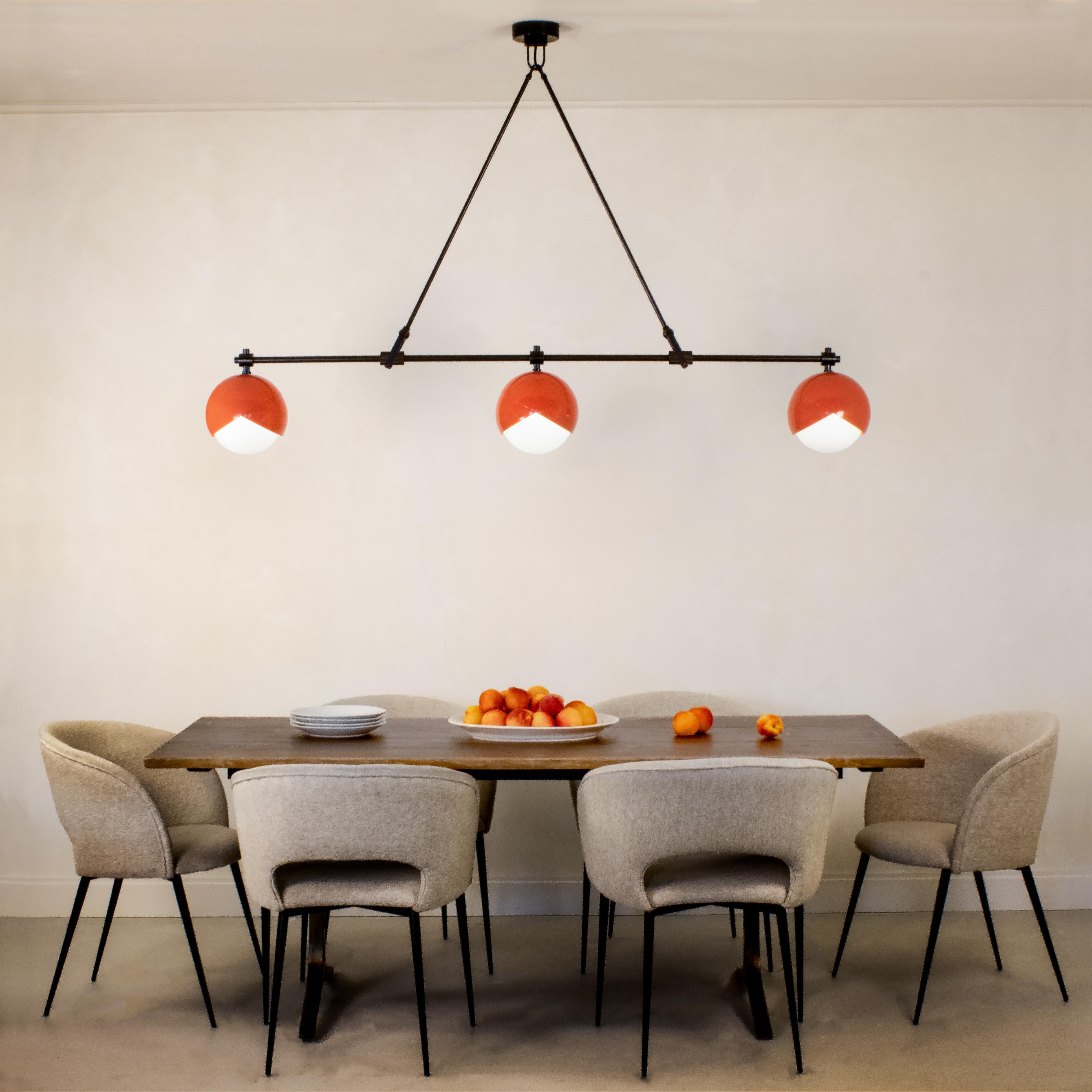 Lampadario lineare Benedict con rivestimento in polvere rosso e ottone annerito in vendita 2