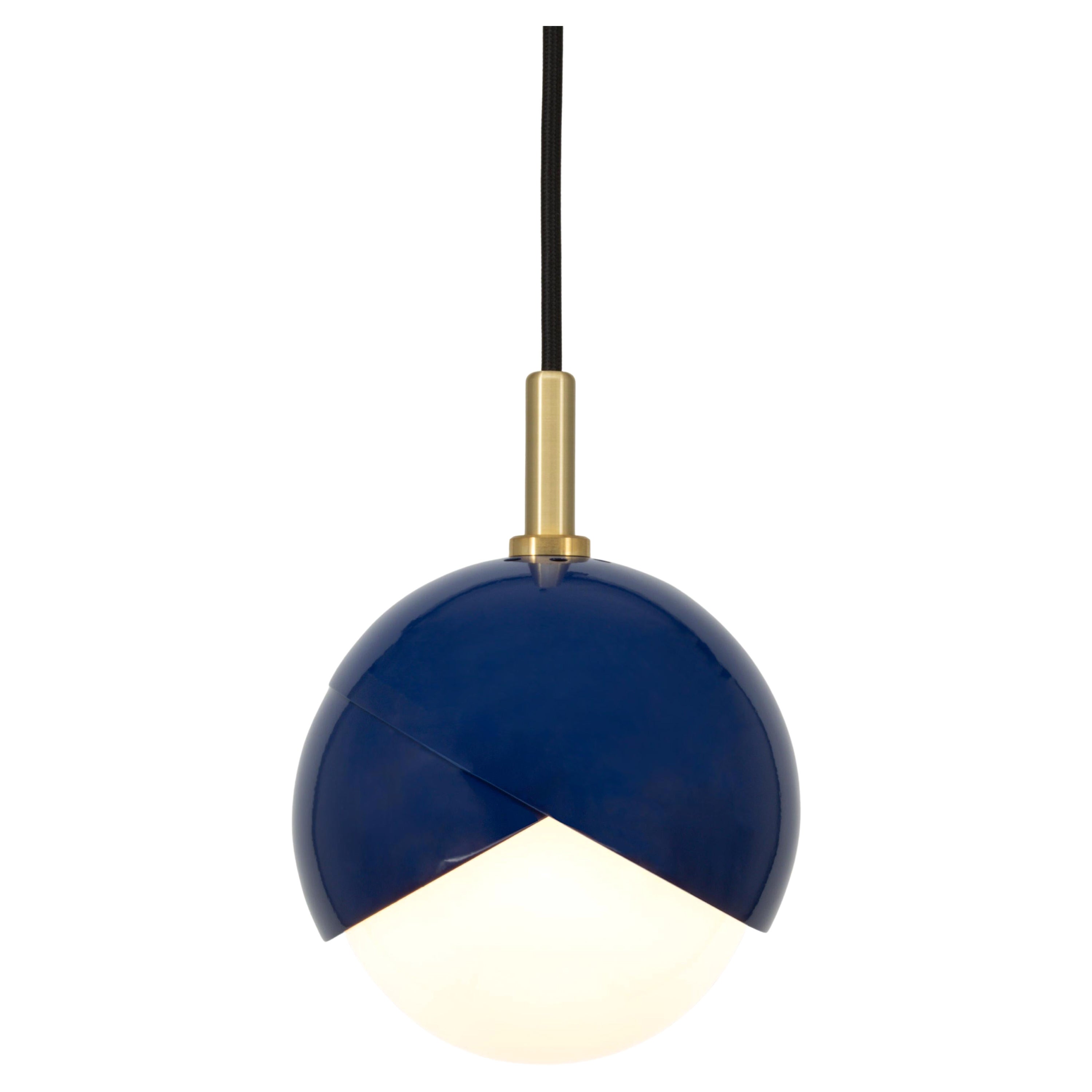 Lampe à suspension Benedict en manteau en poudre bleue, laiton satiné, 22,5 cm de diamètre