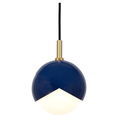 Lampe à suspension Benedict en manteau en poudre bleue, laiton satiné, 22,5 cm de diamètre