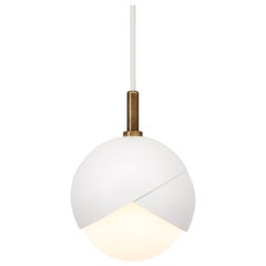 Pendentif Benedict blanc mat poudré clair, laiton brun, 22,86 cm de diamètre