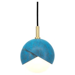 Pendentif bénitier de 15,24 cm, bleu prussien, laiton poli et noirci et verre opale