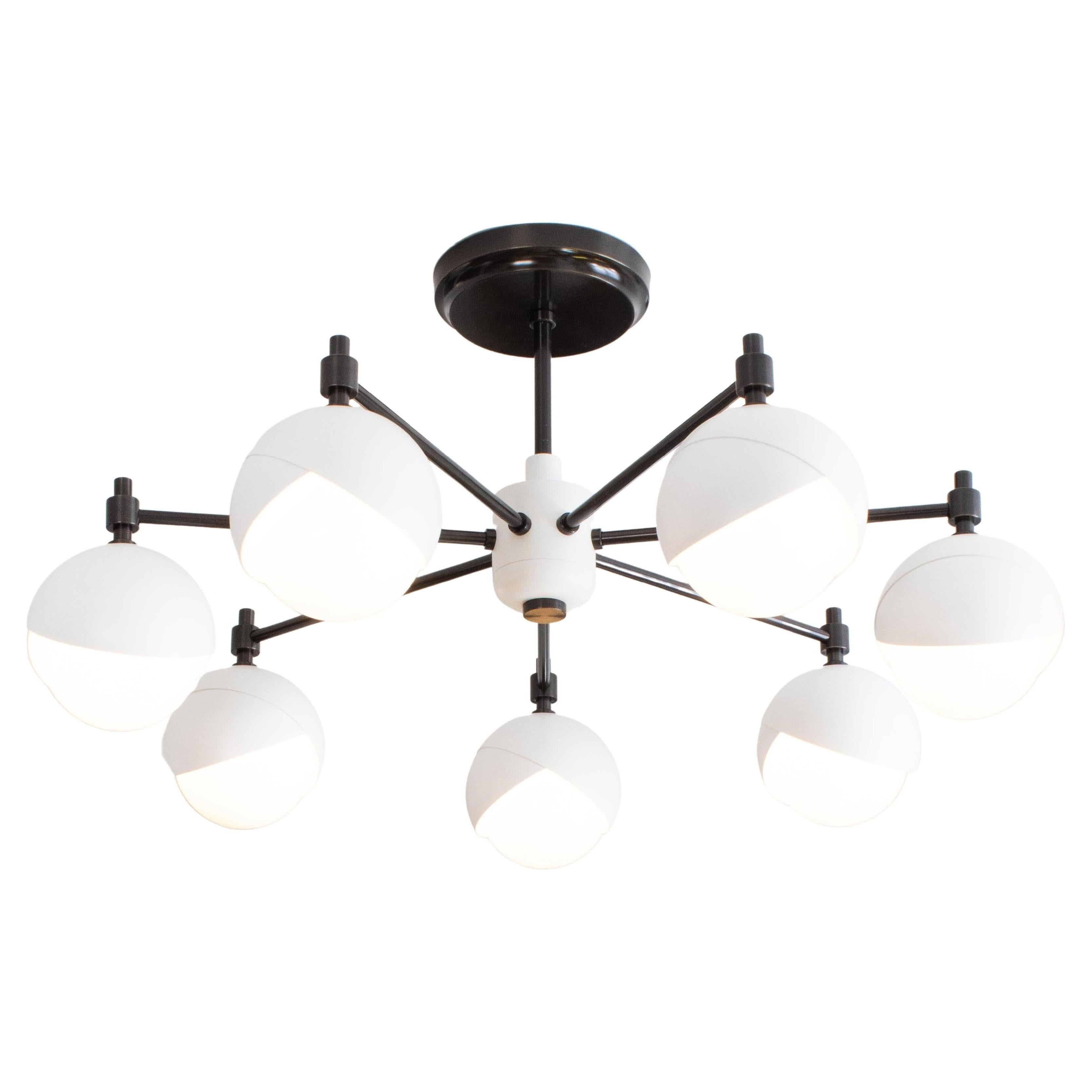 Il lampadario a sette luci Benedict™ mette in mostra una serie circolare di gruppi ottici Benedict™ da 6 pollici in grande stile. Disponibile in un'ampia gamma di colori di verniciatura a polvere e finiture metalliche. Qui è raffigurato in