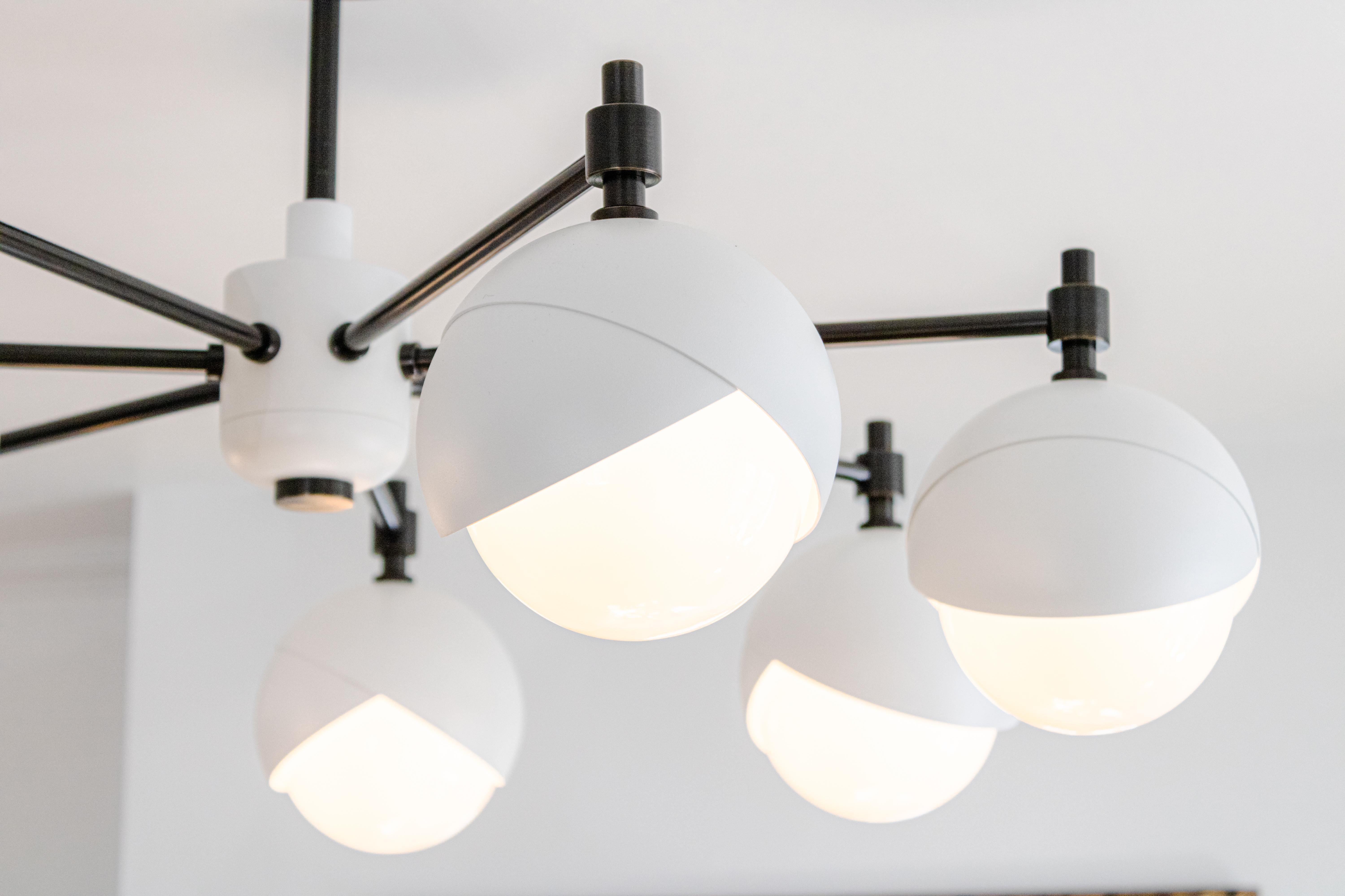 Oggetti in metallo Lampadario Benedict a sette luci con rivestimento in polvere bianco opaco e ottone annerito in vendita
