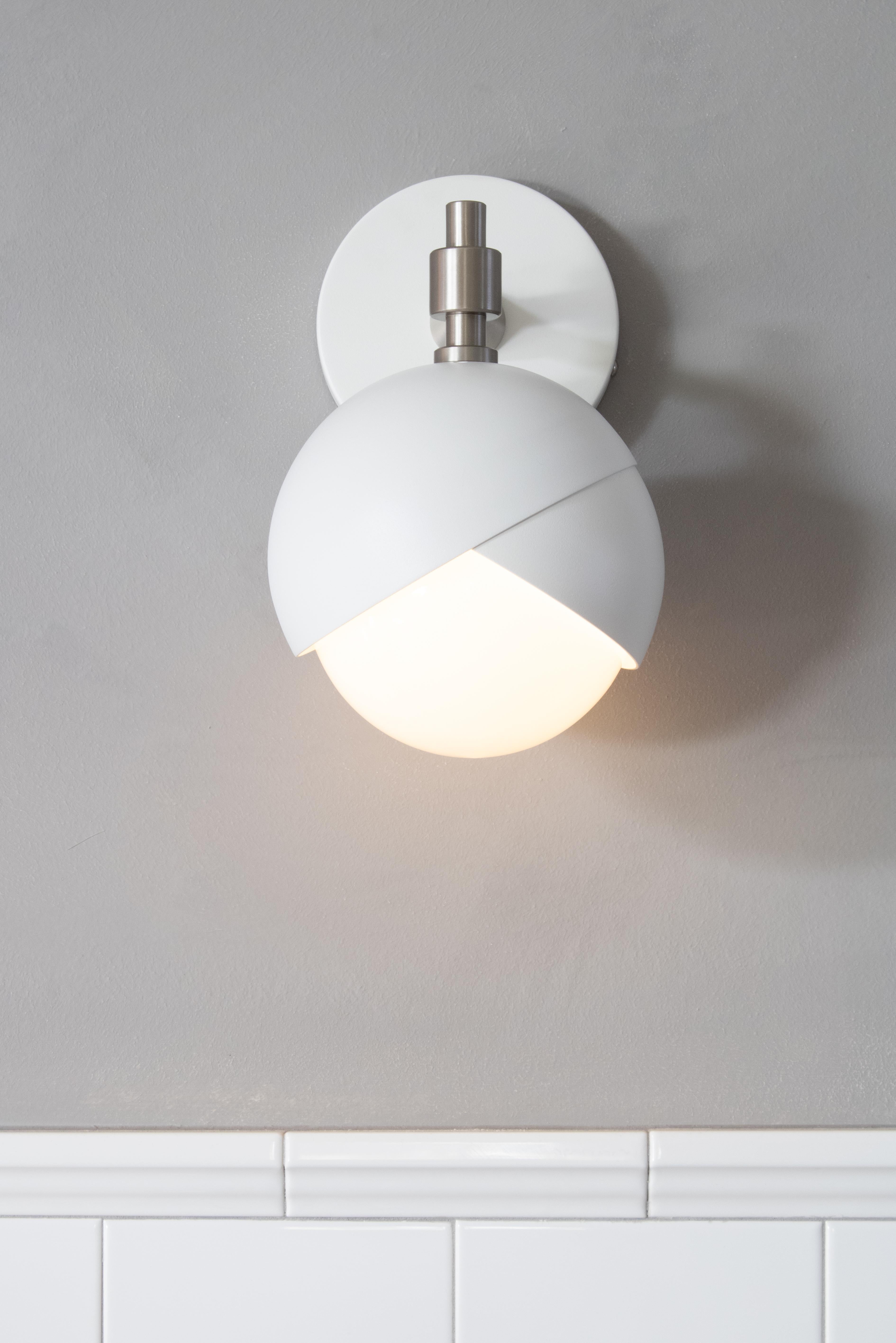 Available in the full range of our signature finishes, the Benedict™ Simple Sconce is sure to be the stunning accent your project has been looking for. Shown here in Matte White Powder Coat and Satin Nickel 

LAMPING:
Provide Bulb: (1) 5W Candelabra