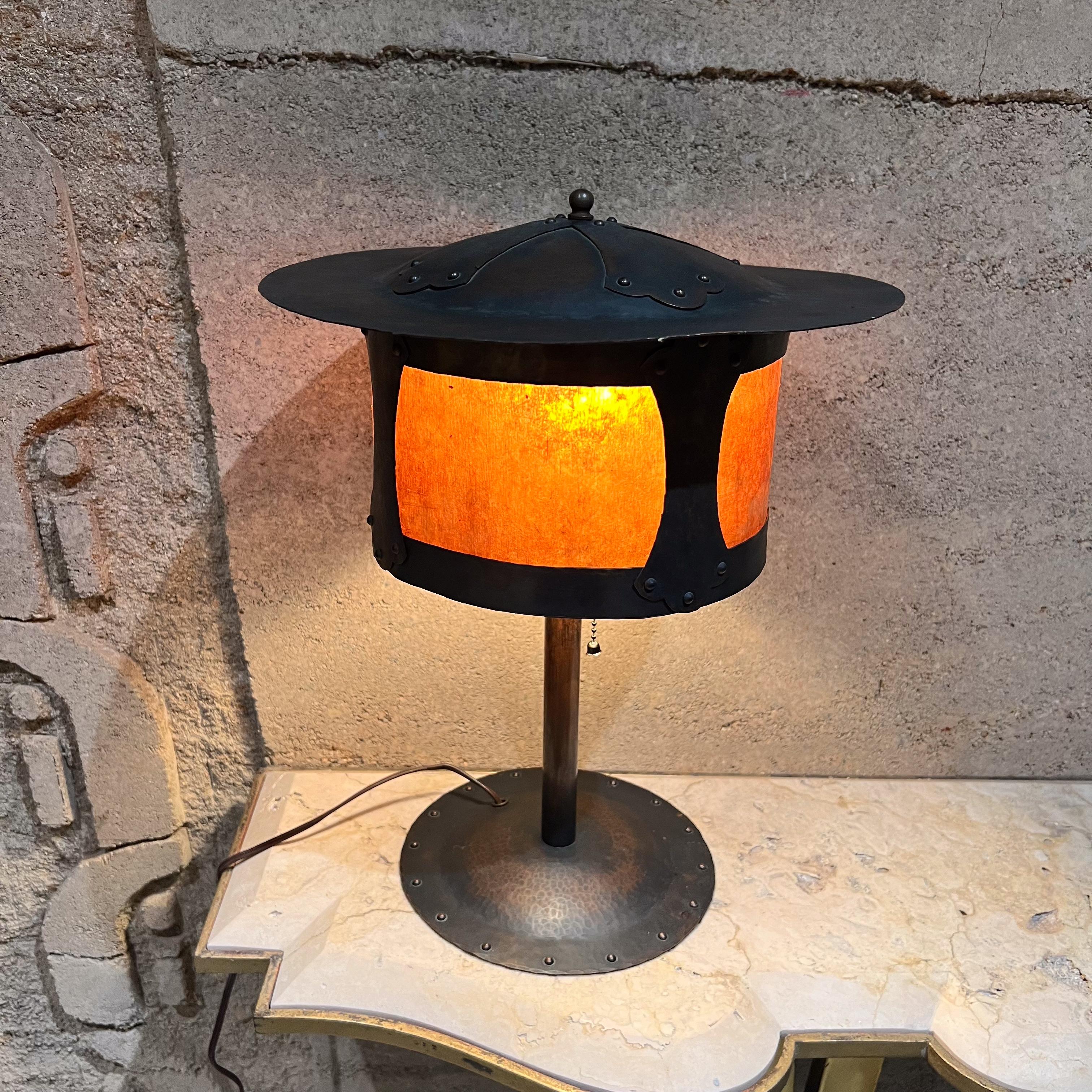 Style de la lampe de table Benedict Studios Arts and Crafts Mission Copper Hammered Mica
Cuivre martelé Détail des rivets
Présence d'un label difficile à lire
17 h x 13
Etat original d'occasion.
Se référer aux images