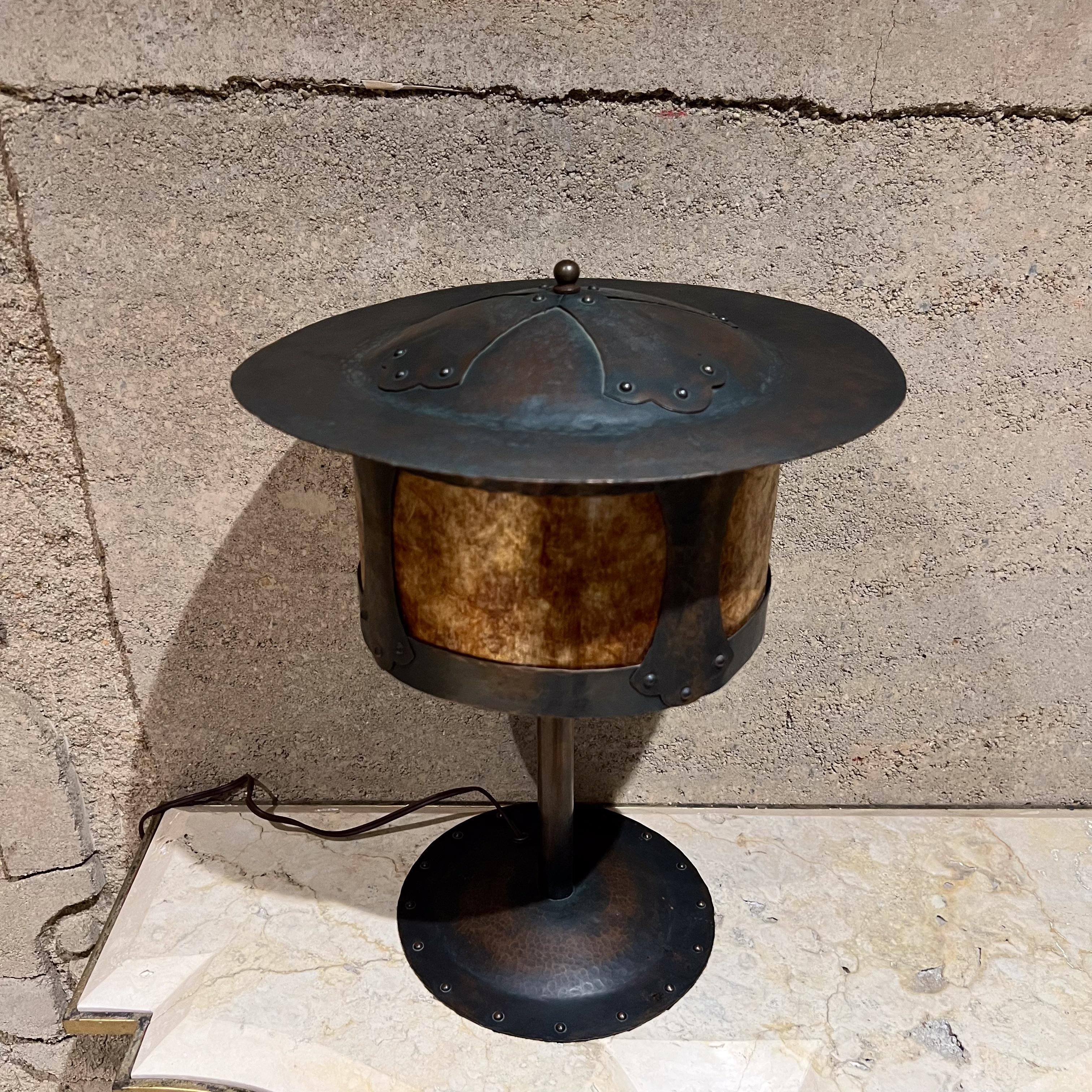 Martelé Lampe de table Arts and Crafts des studios Benedict Hammered en vente