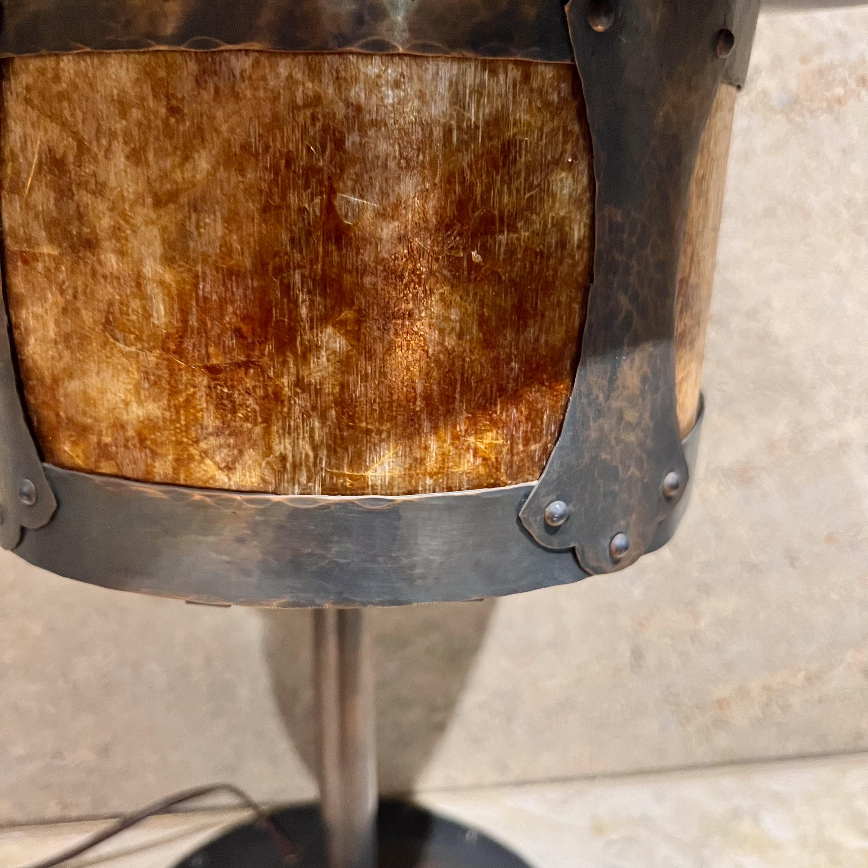20ième siècle Lampe de table Arts and Crafts des studios Benedict Hammered en vente