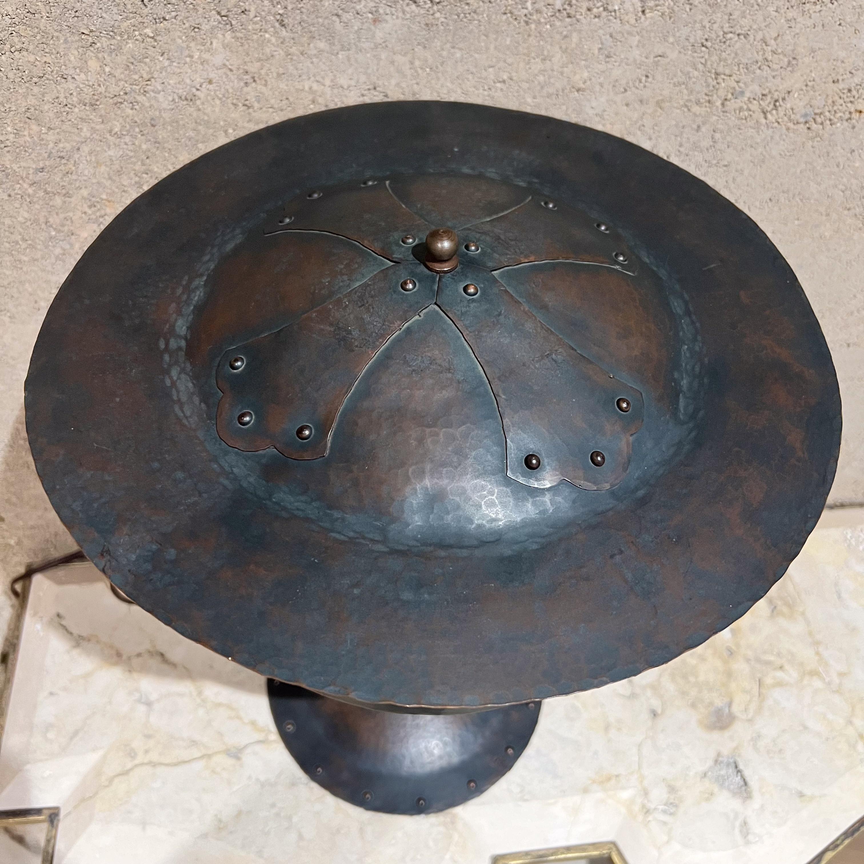 Métal Lampe de table Arts and Crafts des studios Benedict Hammered en vente