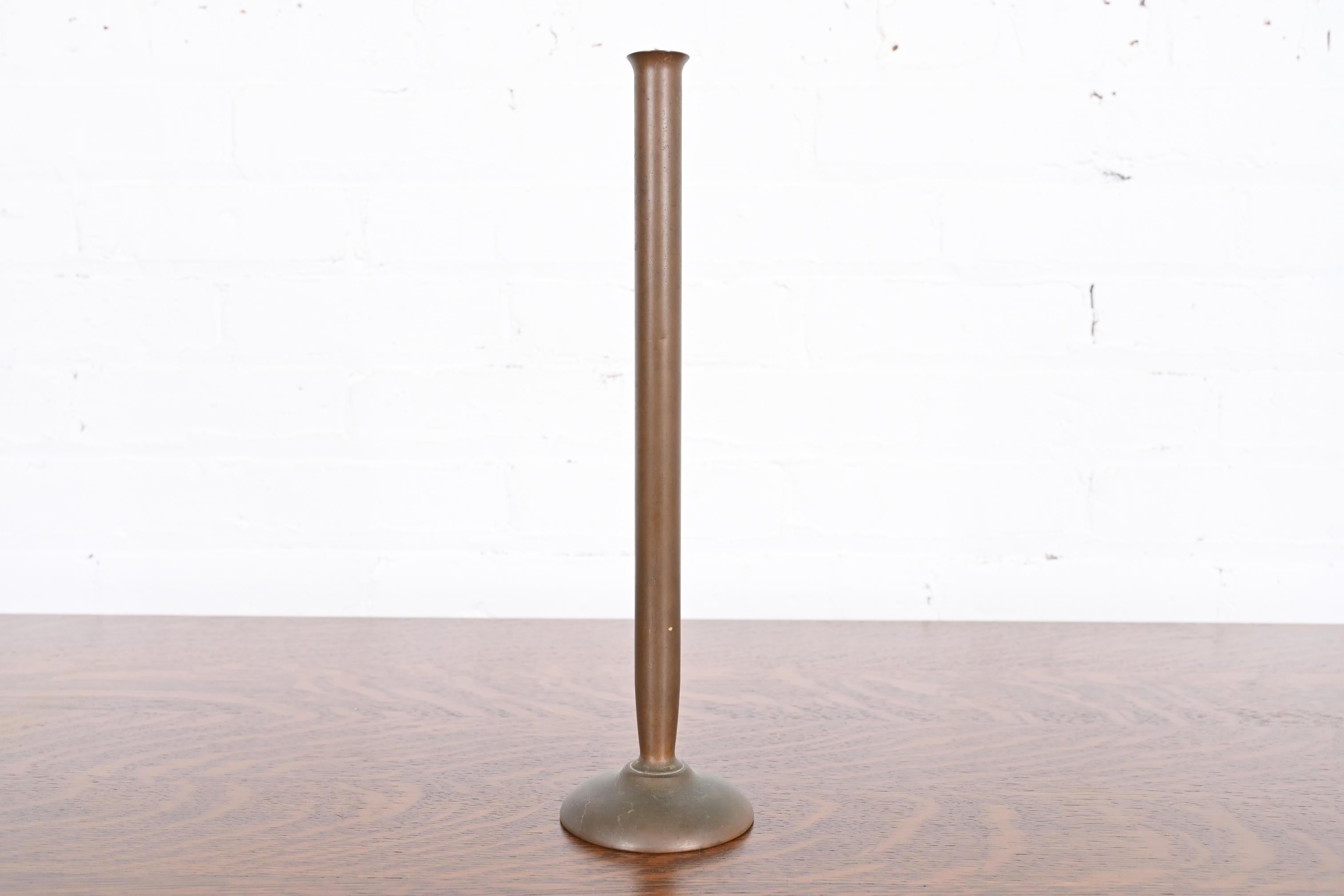 Benedict Studios, Kunsthandwerkliche Knospenvase aus Bronze, Benedict Studios, um 1910 im Angebot 7