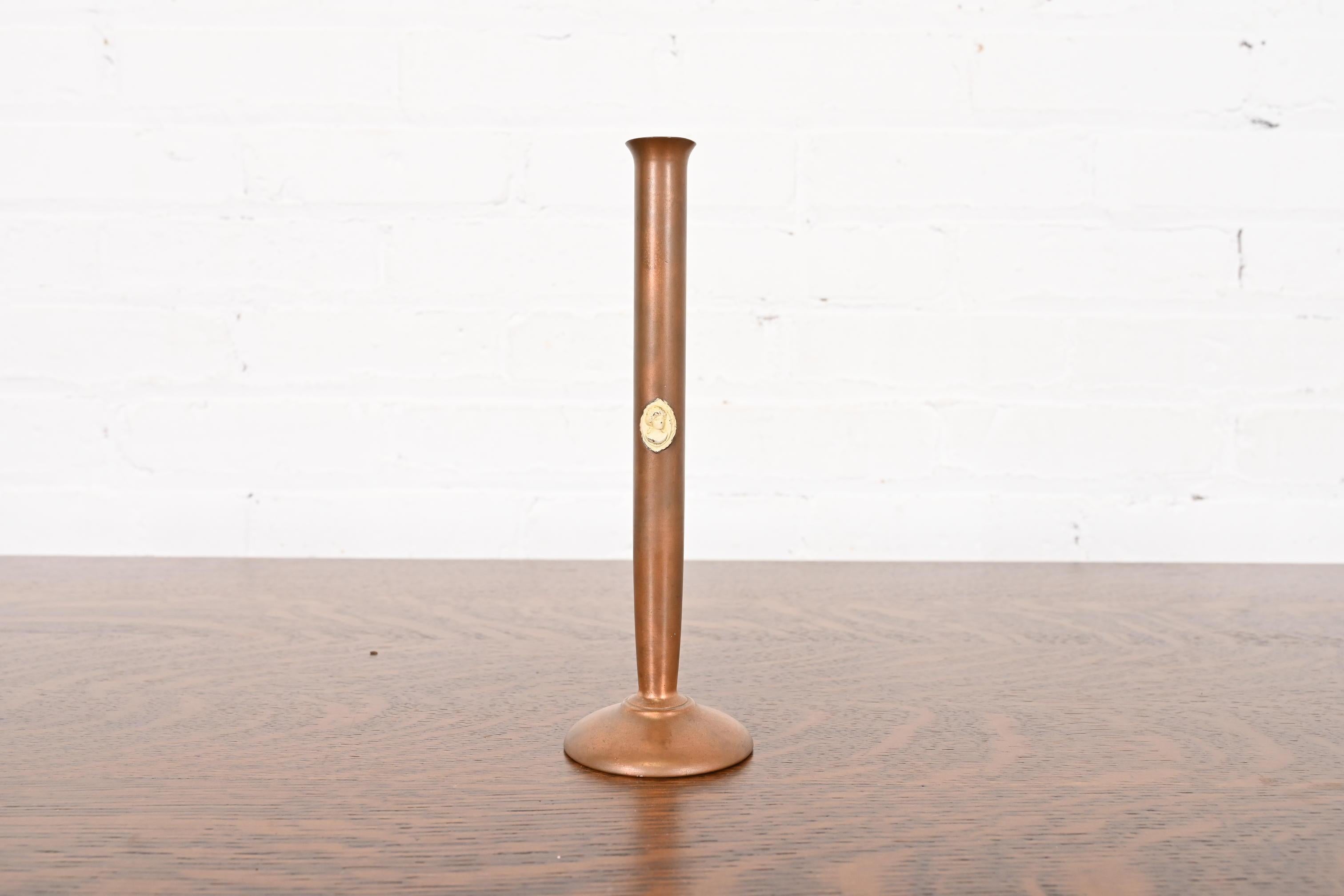 Uno splendido vaso di gemme in bronzo del periodo Arts & Crafts con l'emblema di una figura greca classica

Di Studio A (firmato sul lato inferiore)

USA, circa 1910

Misure: 2,75 