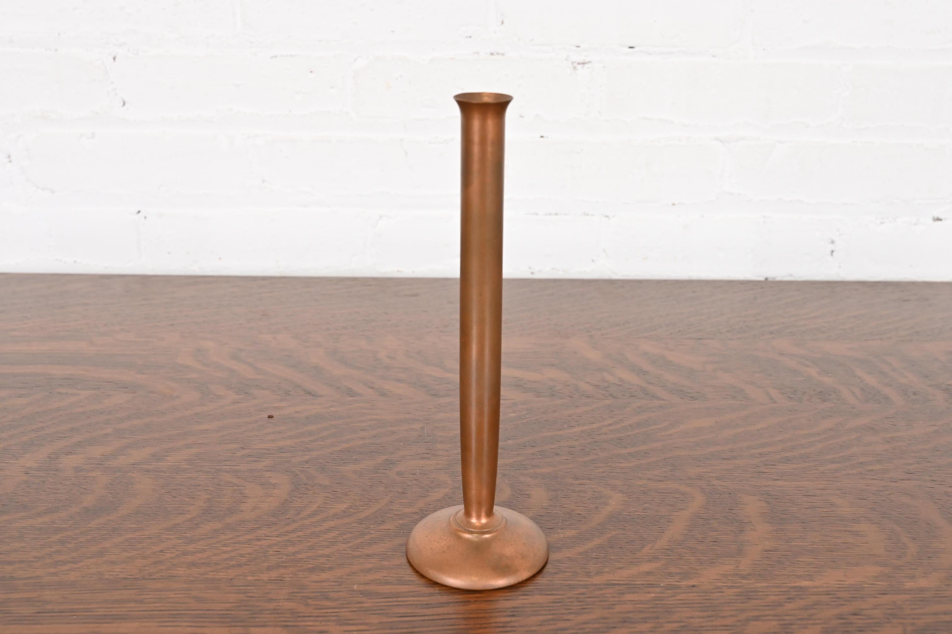 XX secolo Vaso a bocciolo in bronzo di Benedict Studio A in vendita