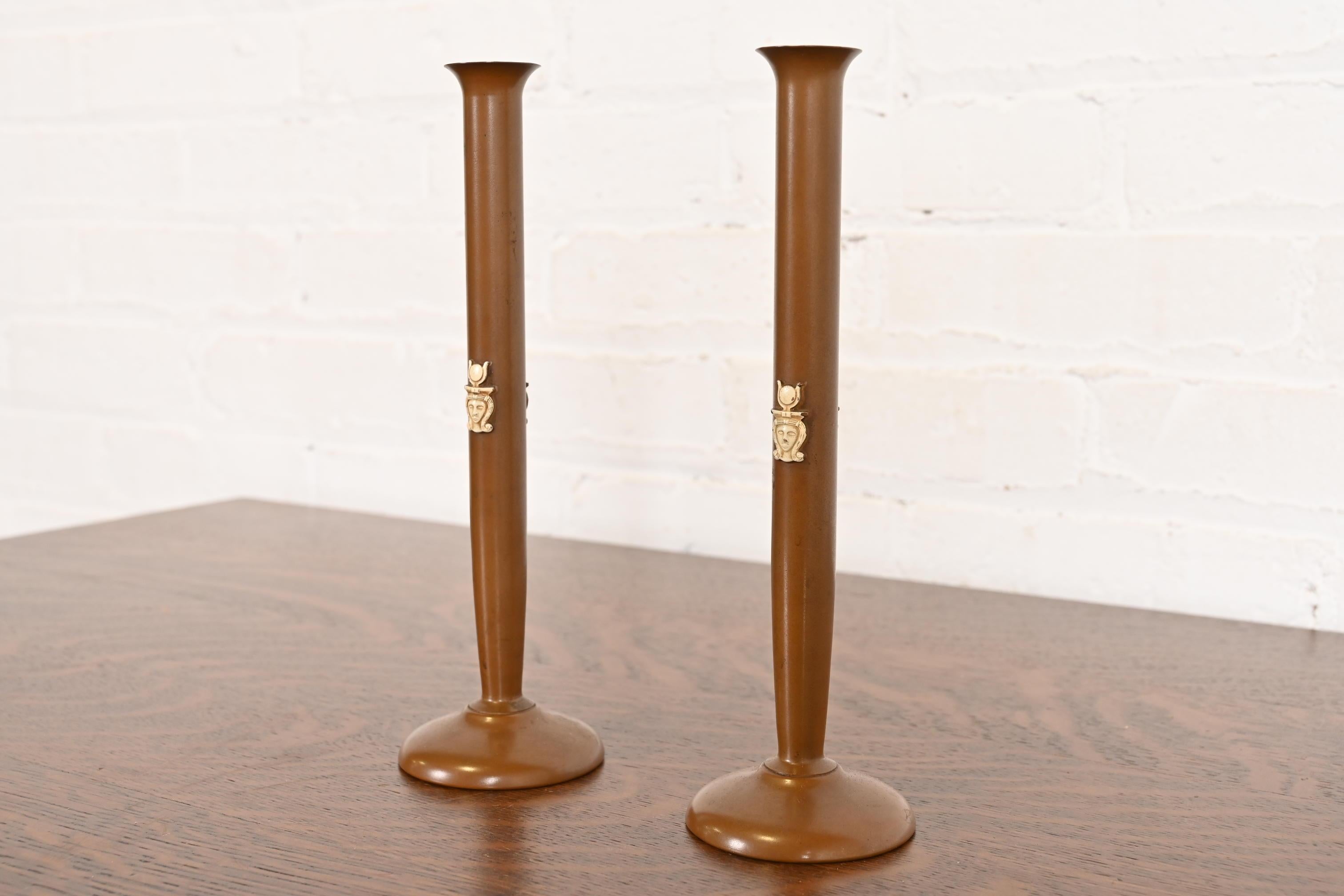 Benedict Studios Arts and Crafts Bronze-Knospenvasen, Paar im Zustand „Gut“ im Angebot in South Bend, IN