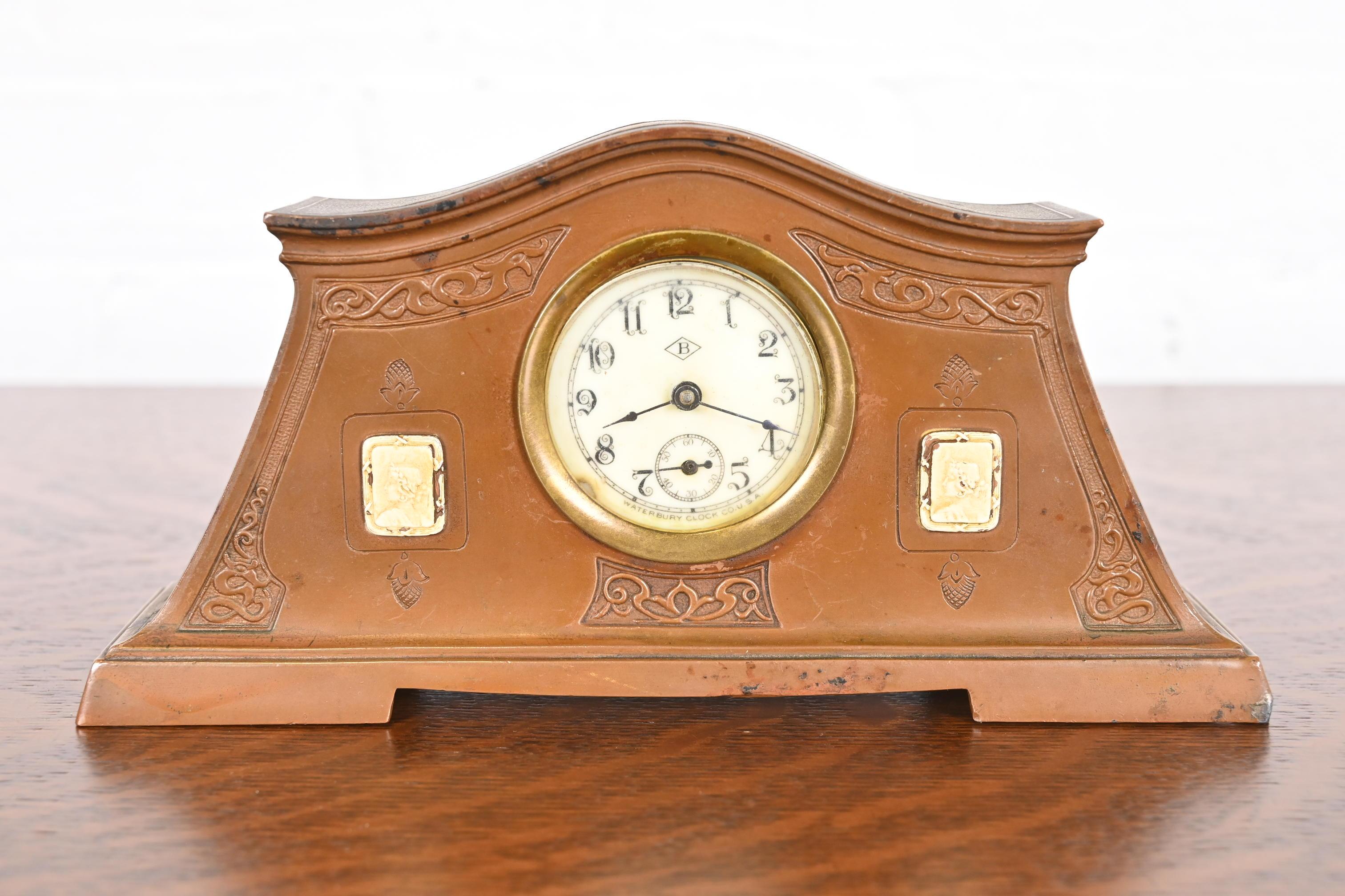 A gorgeous Arts & Crafts period bronze mantel clock with an emblems of classical Greek figures

By Benedict Studios (signed to the underside)

USA, Circa 1910

Measures: 8.25