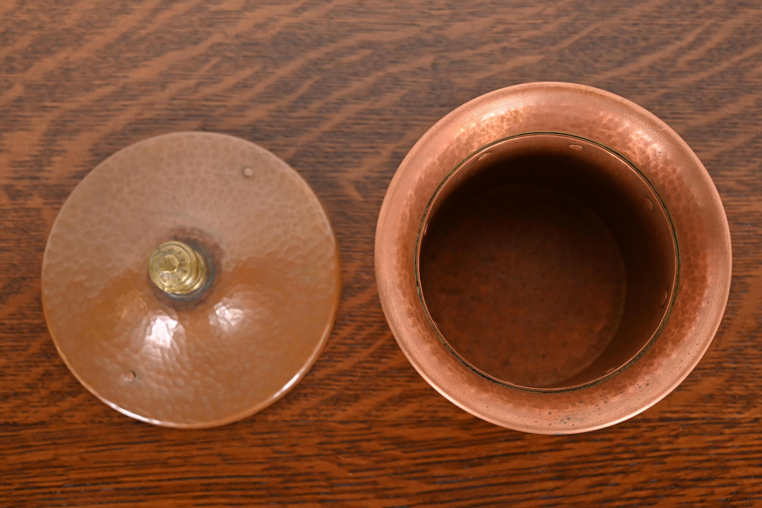 Humidor in rame e ottone martellato degli Studio A Benedict, circa 1910 in vendita 4