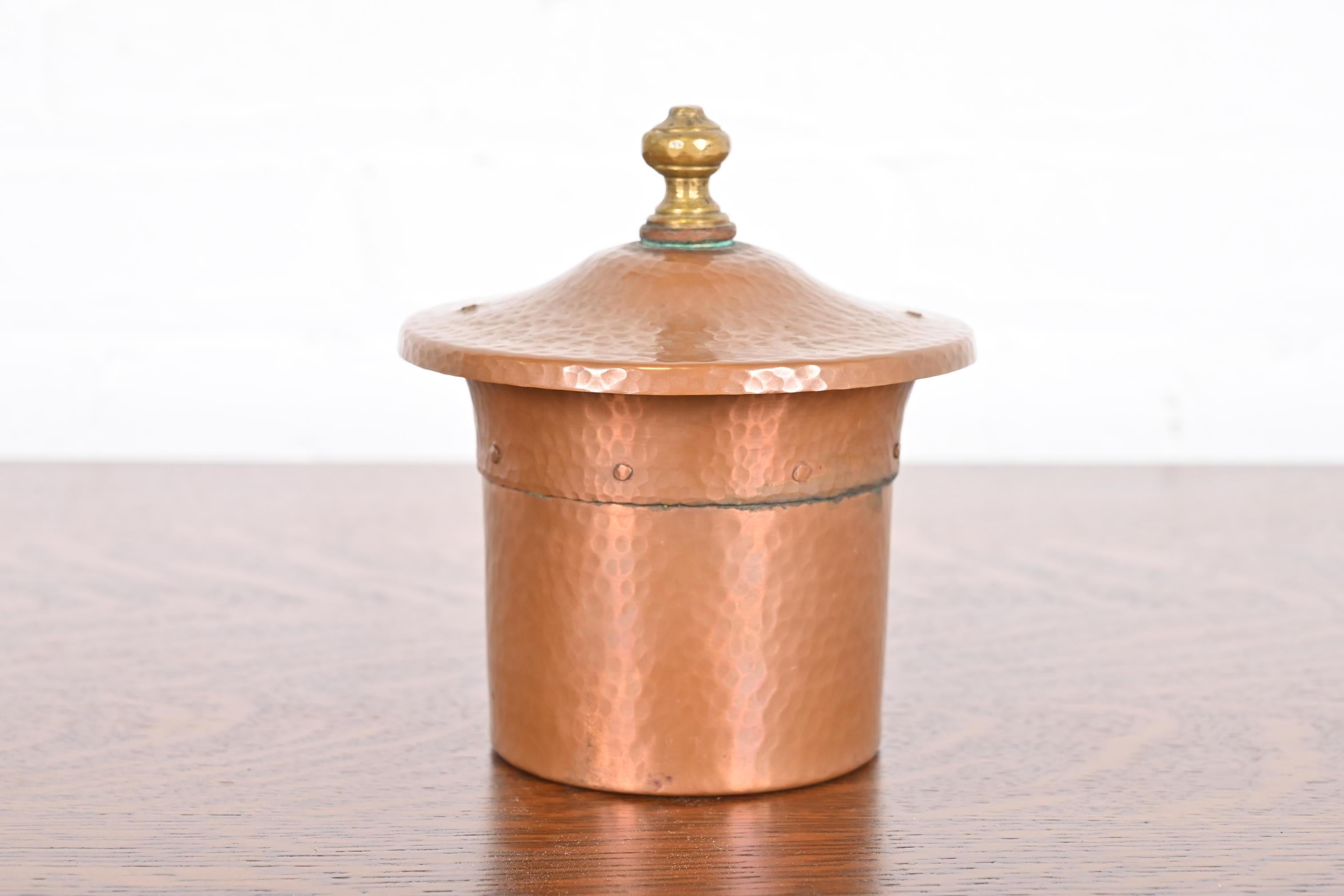 American Benedict Studios Arts & Crafts Hammered Copper and Brass Humidor, Circa 1910 For Sale