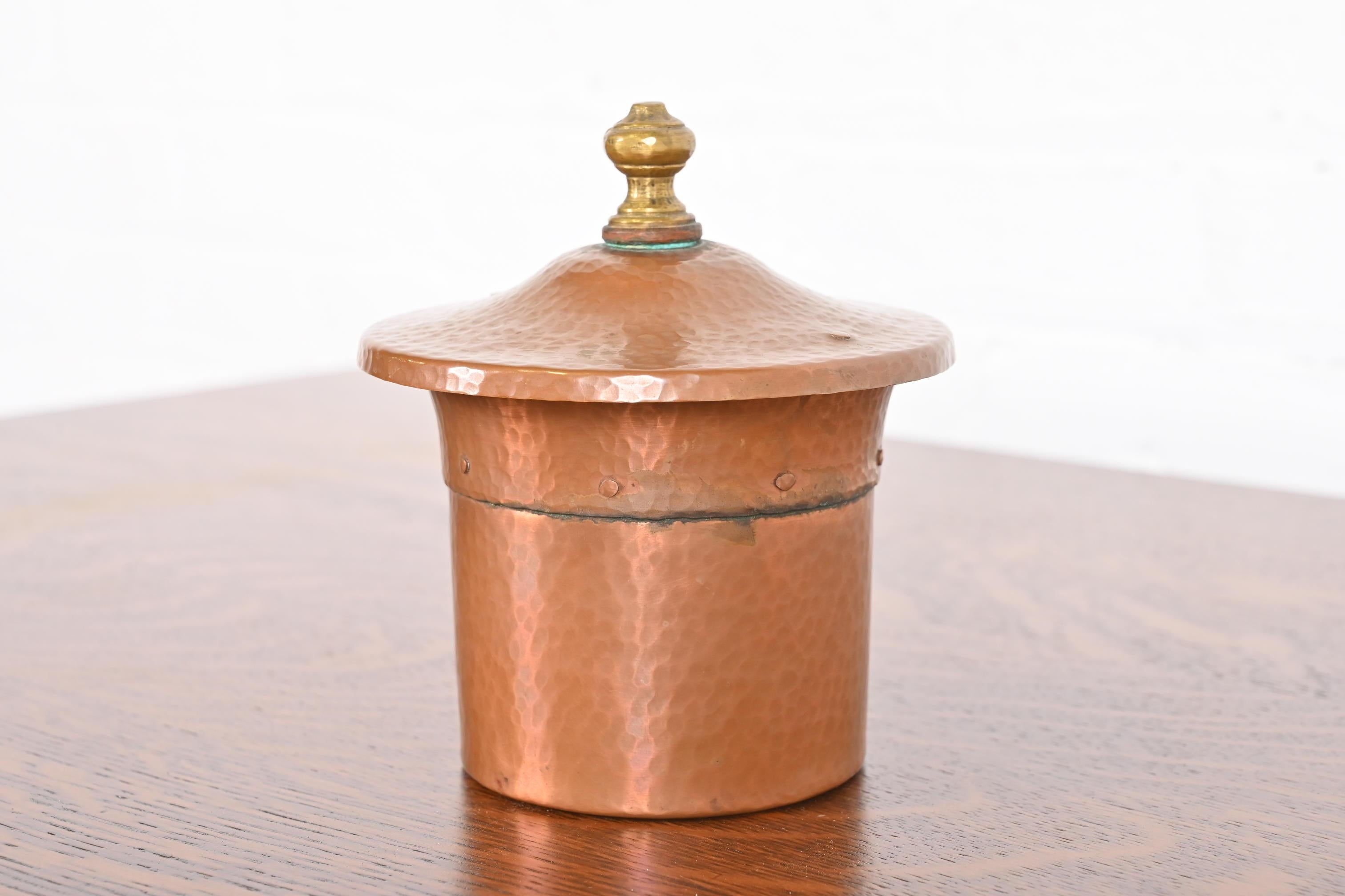 Benedict Studios Arts & Crafts Hammered Copper and Brass Humidor, Circa 1910 In Good Condition For Sale In South Bend, IN