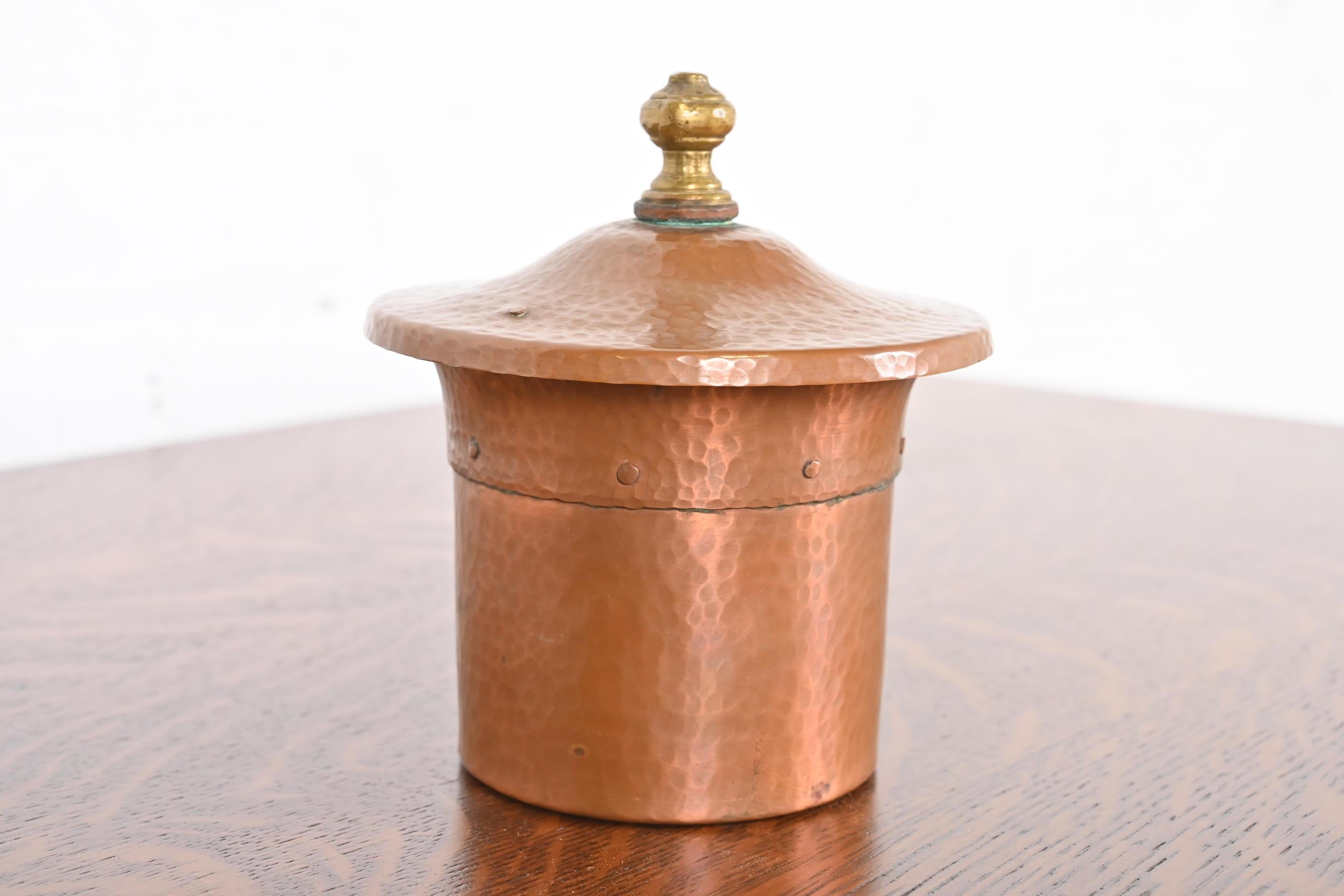 Benedict Studios Arts & Crafts Hammered Copper and Brass Humidor, Circa 1910 For Sale 1