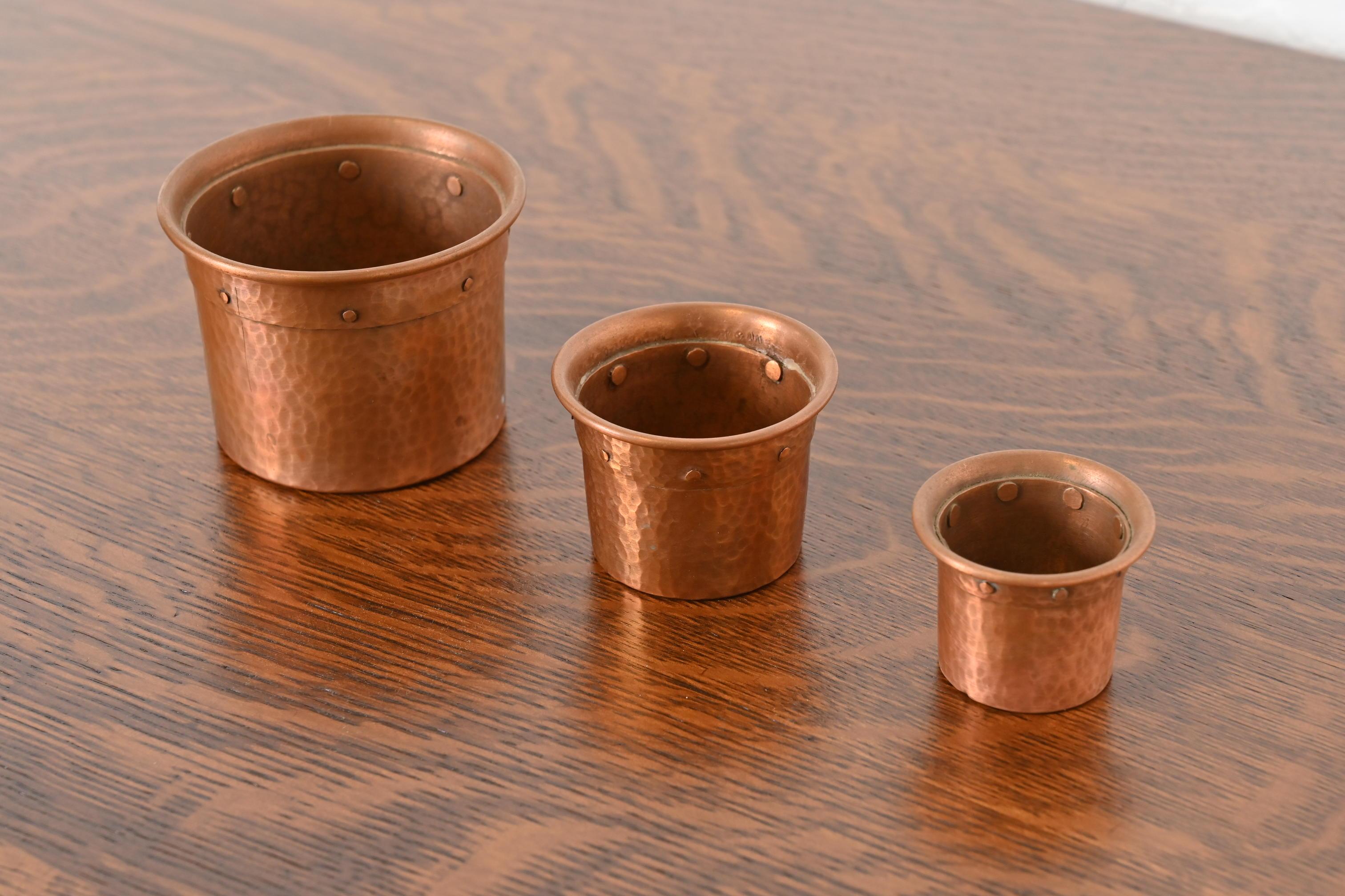 Benedict Studios Arts & Crafts Hammered Copper Nesting Cups, Circa 1910 In Good Condition In South Bend, IN