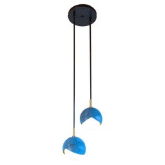 Racimo de Dos Luces Benedict en Azul Prusia, detalles en latón satinado y ennegrecido
