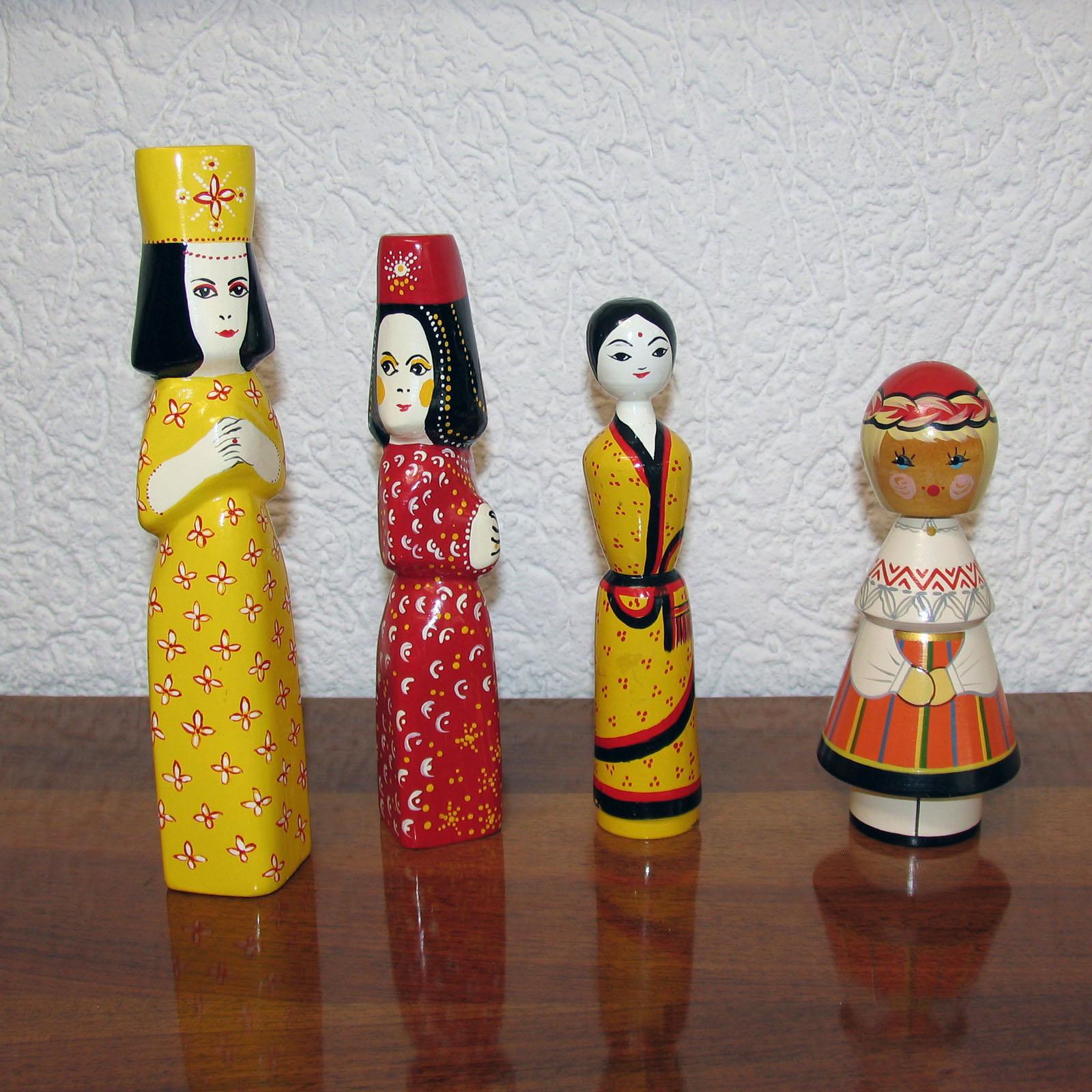 Suédois Les poupées en bois de Benedicte Bergmann font partie de la série des sœurs mythologiques, 1969 en vente