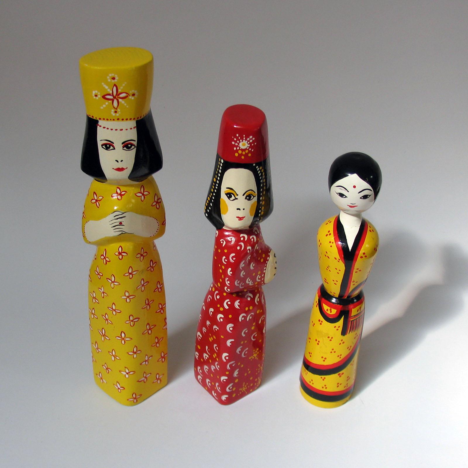Bois Les poupées en bois de Benedicte Bergmann font partie de la série des sœurs mythologiques, 1969 en vente