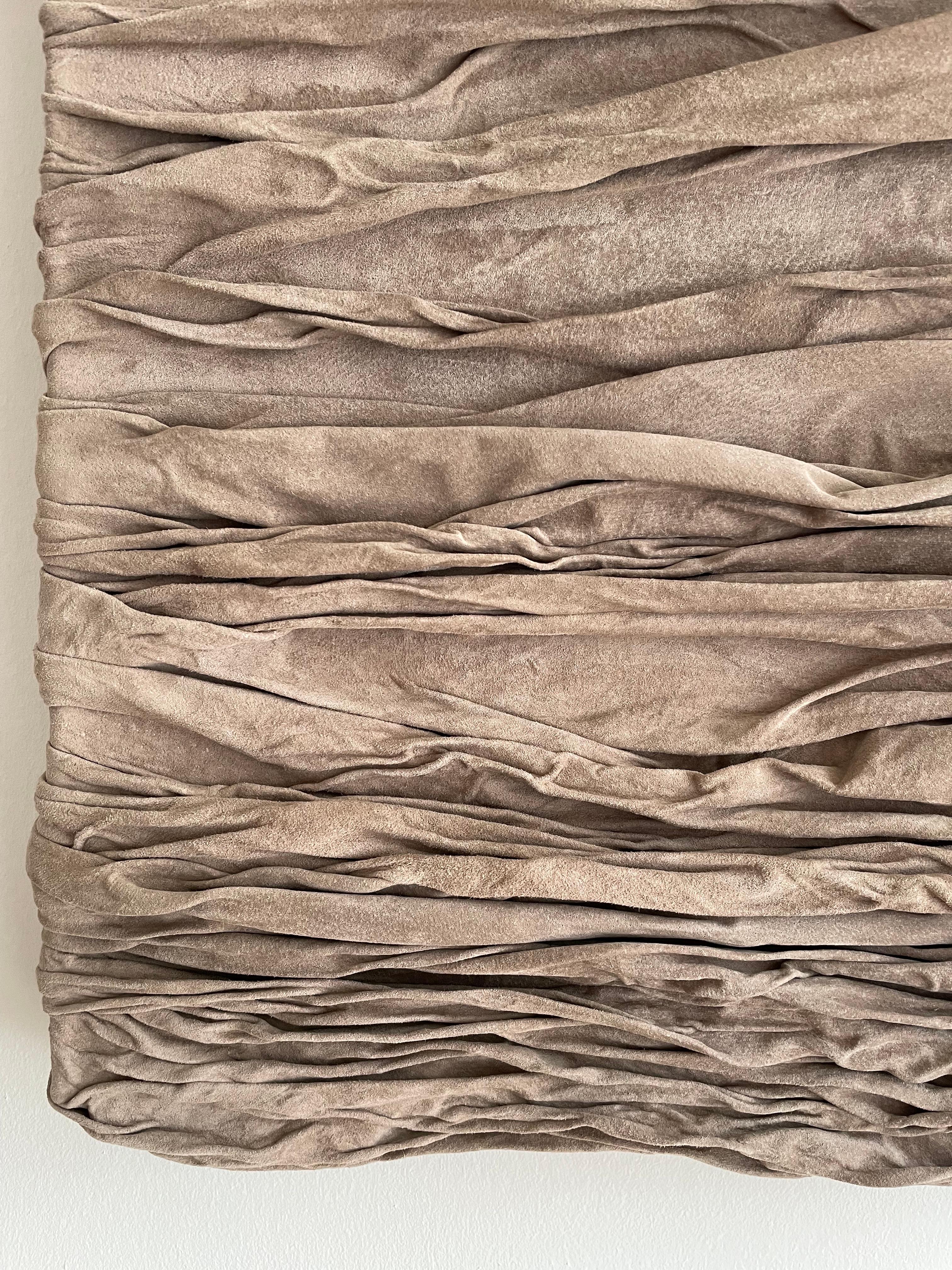 Opera d'arte contemporanea femminile in rilievo drappeggiata in pelle della danese Benedicte Pedersen in vendita 3