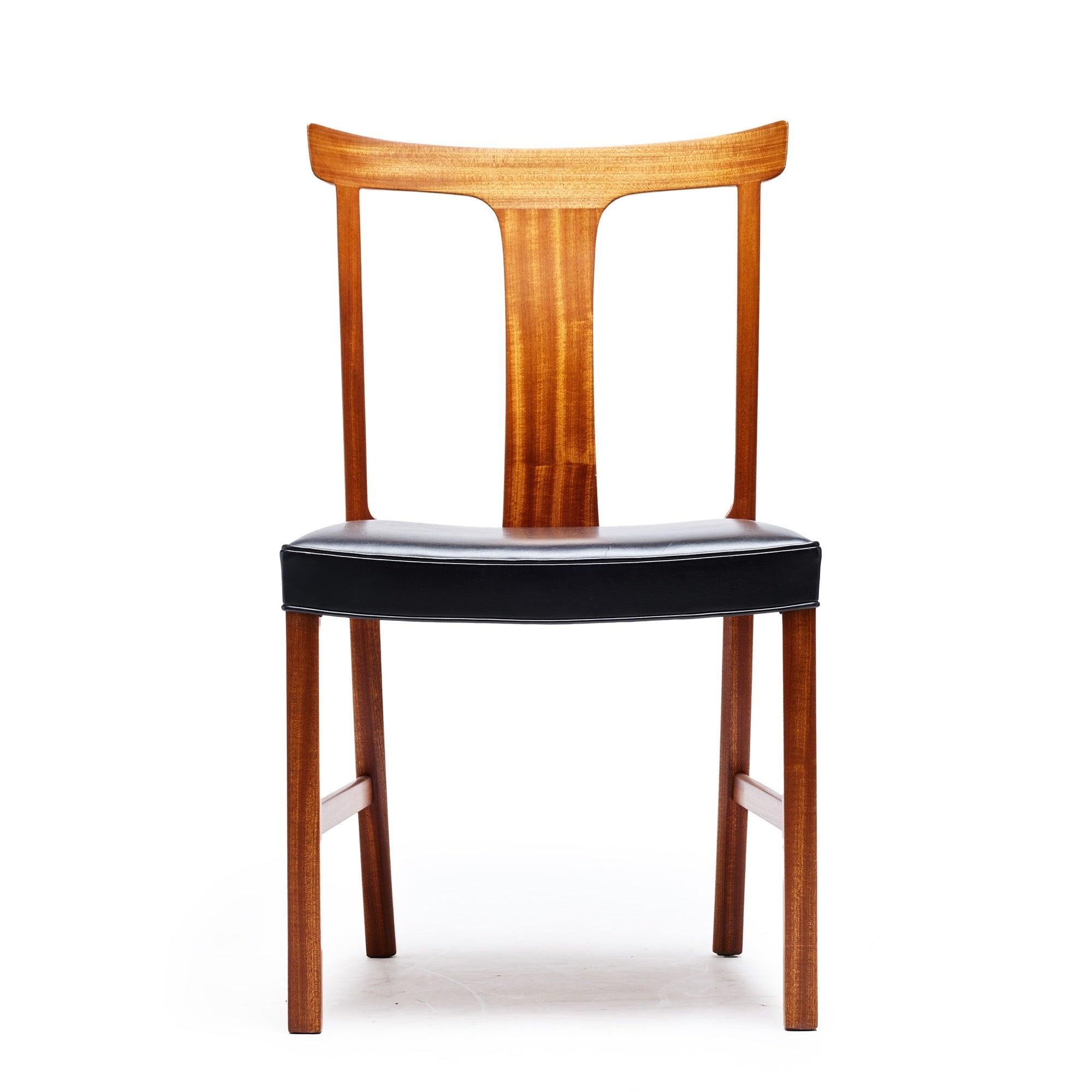Une chaise de salle à manger Benedikte impeccablement raffinée et dépouillée, avec des cadres sculpturaux en acajou et des sièges magnifiquement rembourrés.