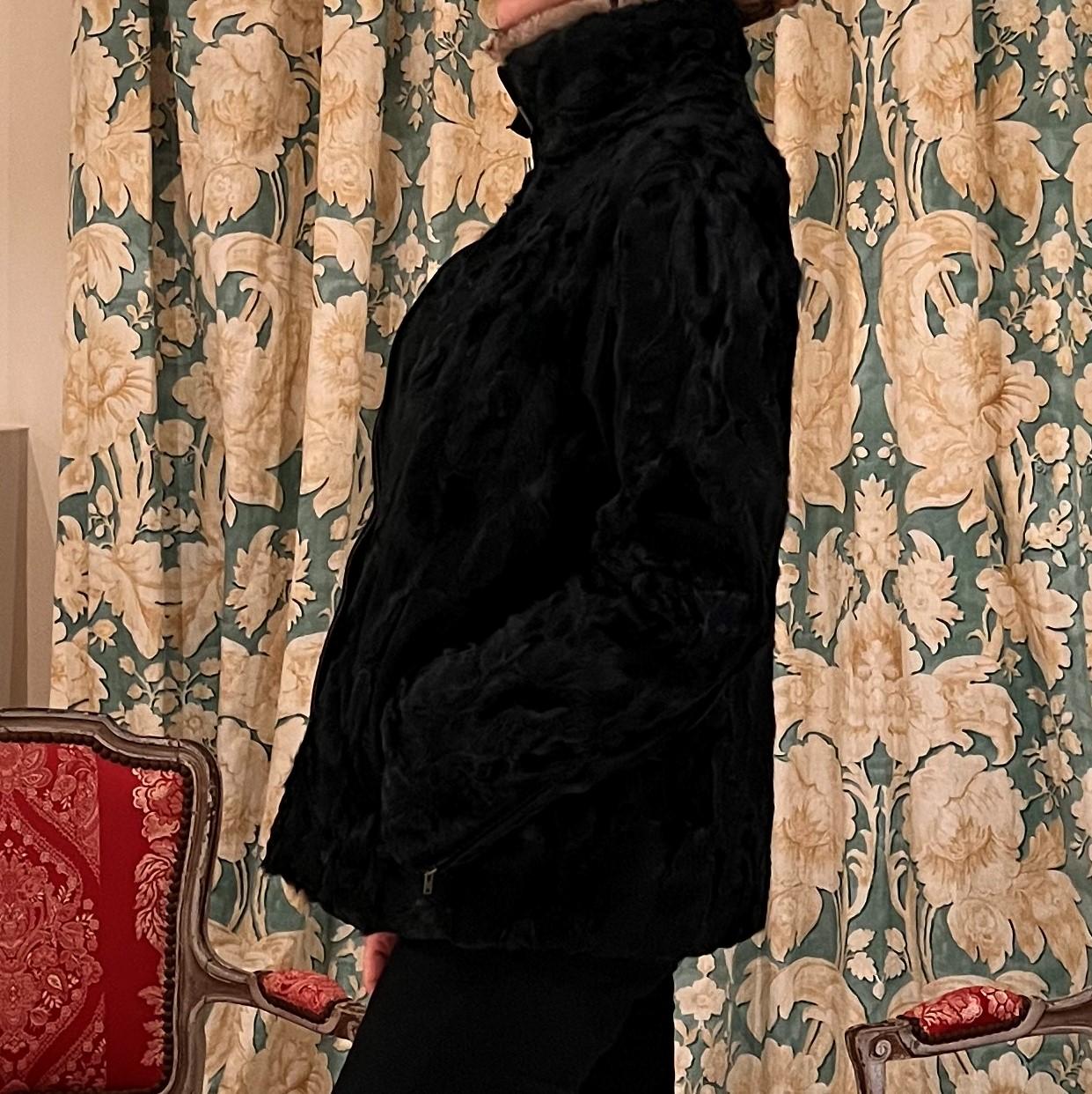 This special vintage persian lamb coat is from  karakul lambs.
100% Astrakhan Lamb Fur (Outer), 100% Silk (Lining) and Chinchilla Collar
The coat has 2 pockets and closes with a silver zipper 
Size: 44 FR /  10 US / 14 UK / EU L

Crafted in Andorra 