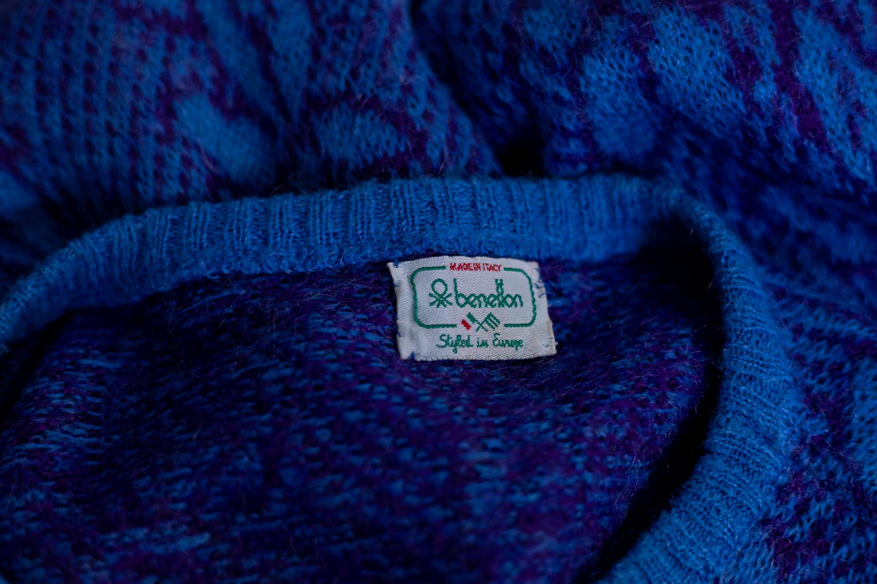 Rare skirt and sweater suit by Benetton from the 1990s, made in Italy.
ORIGINAL LABEL.
The suit consists of a sweater and a skirt, made entirely of blue wool.
The sweater has long sleeves with high, narrow cuffs, but leaves the sleeve soft and not